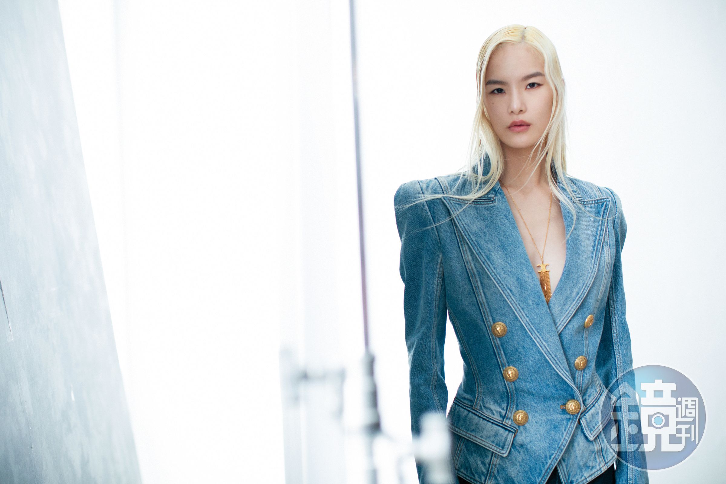 復古鈕扣藍色牛仔夾克 NT$95,700 by BALMAIN；TRIOMPHE FOLK流蘇長項鍊 NT$30,500 by CELINE BY HEDI SLIMANE。