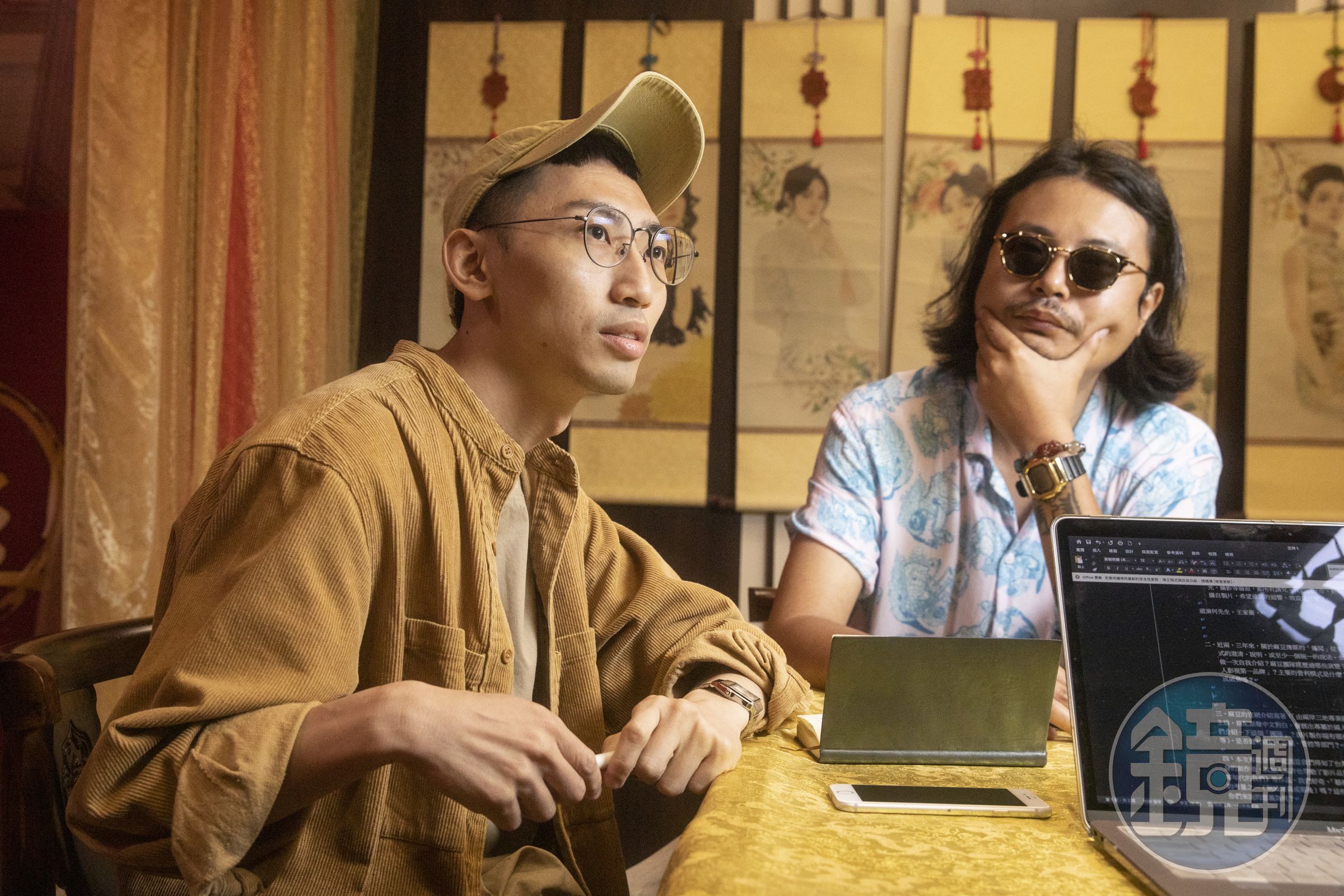 導演何先生（左）和製片奚特樂。他們的相處模式非常有趣，常互相挖苦，何先生拍攝AV時會請教奚特樂的意見，太過講究藝術性時，奚特樂也會適時澆冷水。