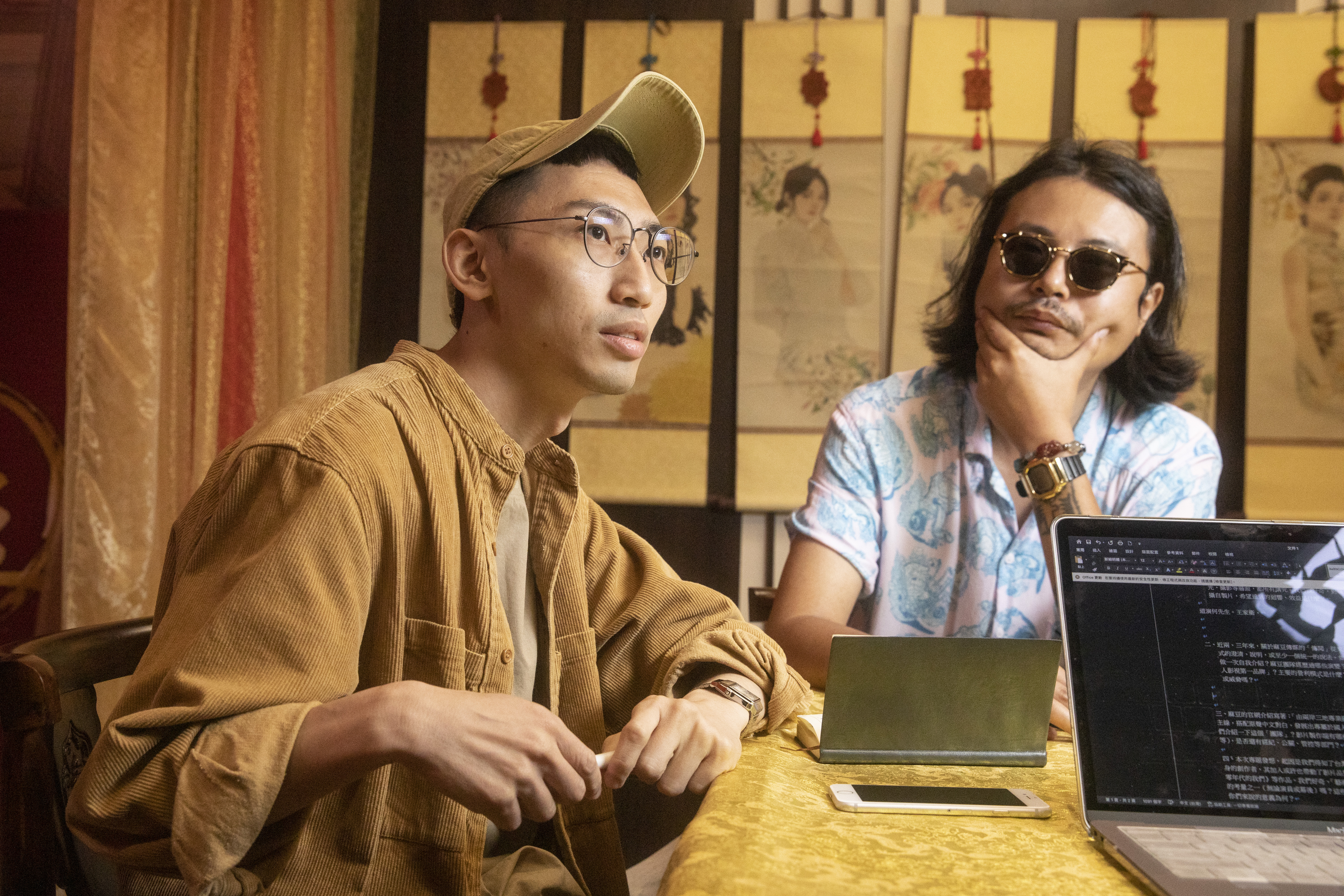 導演何先生(左)和製片奚特樂。他們的相處模式非常有趣,常互相挖苦,何先生拍攝AV時會請教奚特樂的意見,太過講究藝術性時,奚特樂也會適時澆冷水。