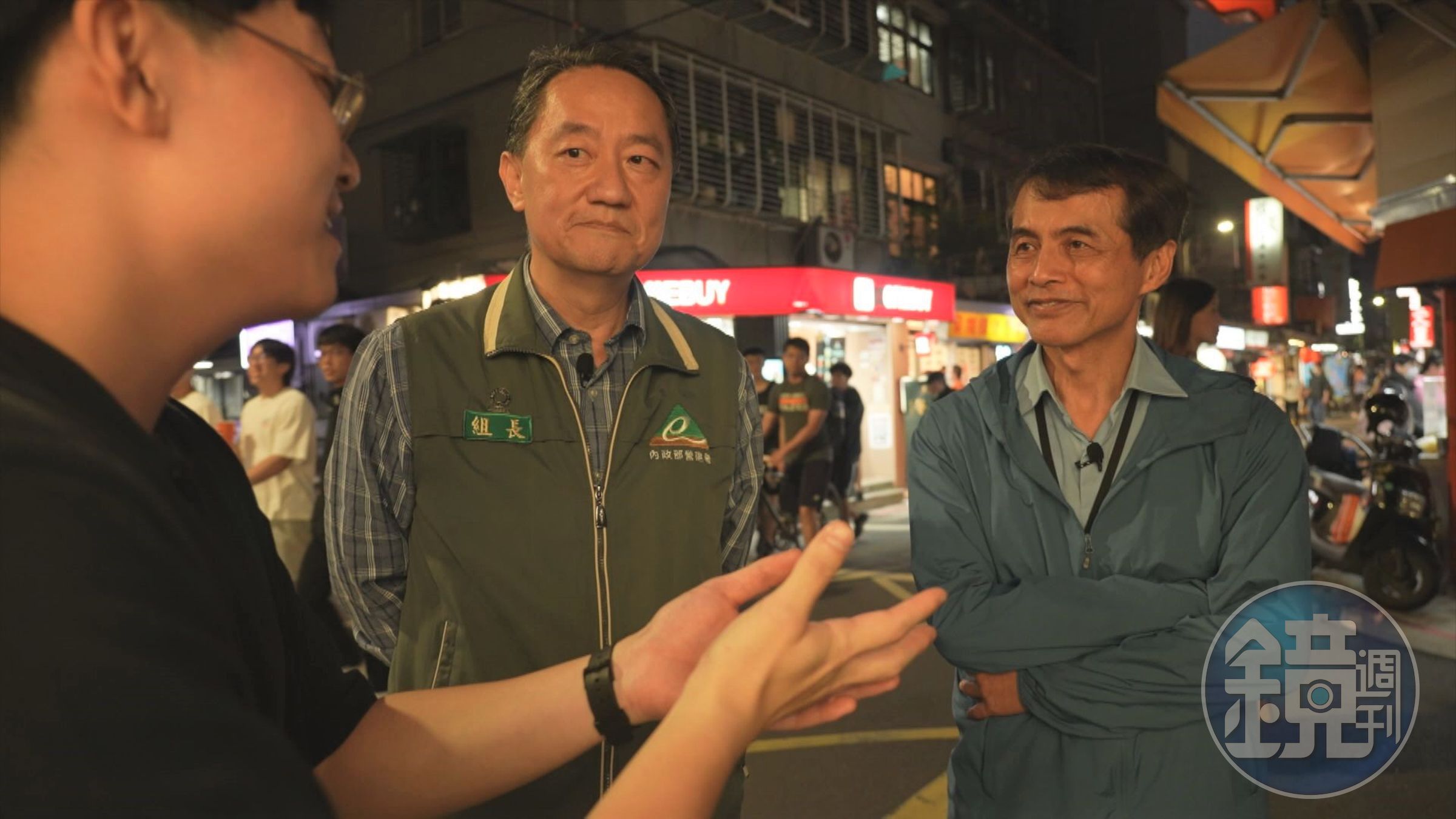 本週五《公視主題之夜SHOW》主題論壇邀交通官員實地勘查「行人地獄」路段，左起為台大工學院研究生莫崢、營建署道路工程組組長張之明、台北市交通局長謝銘鴻。（公視提供）