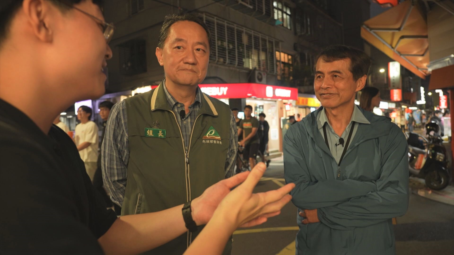 本週五《公視主題之夜SHOW》主題論壇邀交通官員實地勘查「行人地獄」路段，左起為台大工學院研究生莫崢、營建署道路工程組組長張之明、台北市交通局長謝銘鴻。（公視提供）