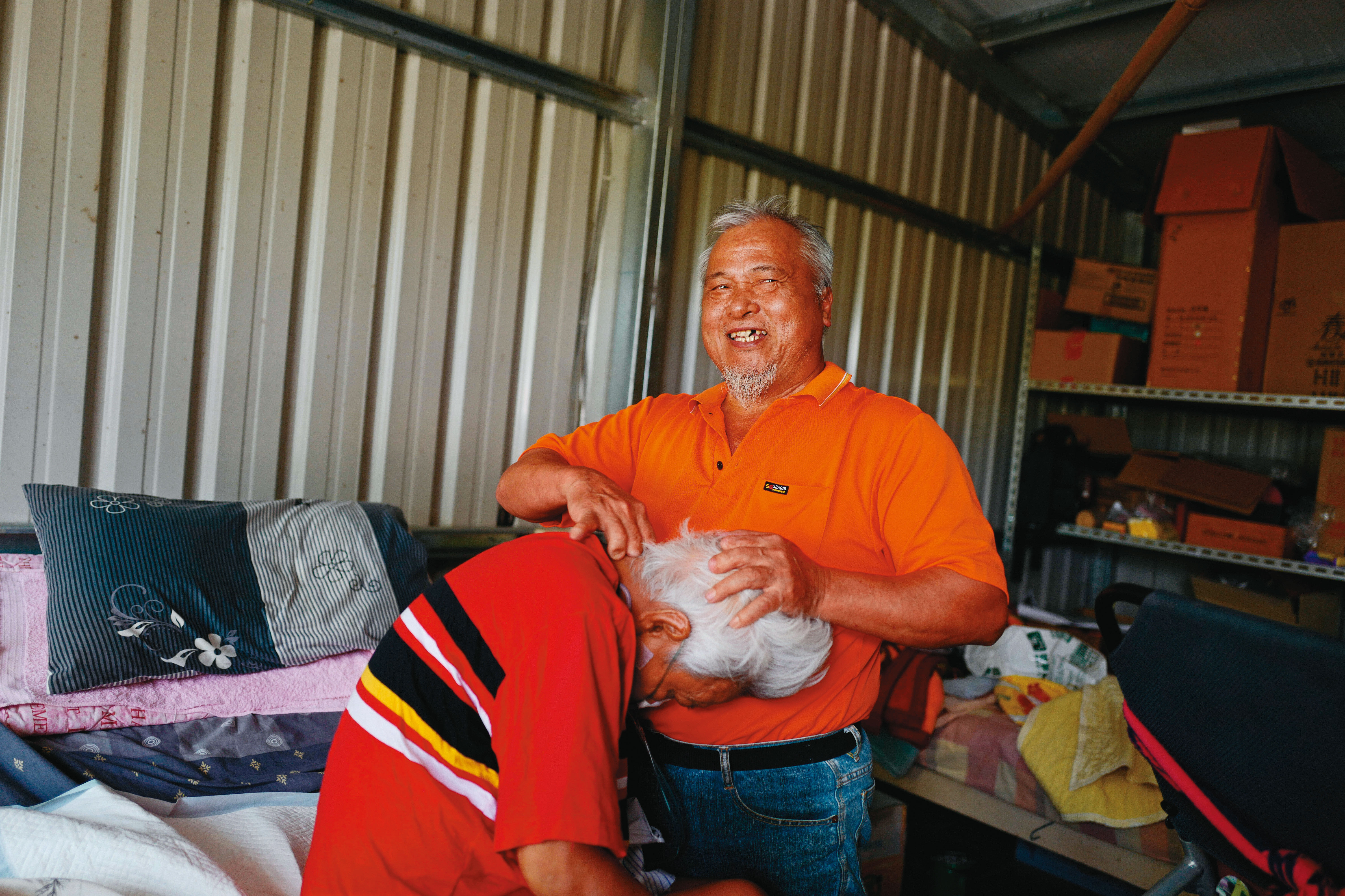 吳天生捨不得將太太送機構，寧願自己照顧，出門上工，也帶著太太。圖為他幫太太拍痰後按摩。