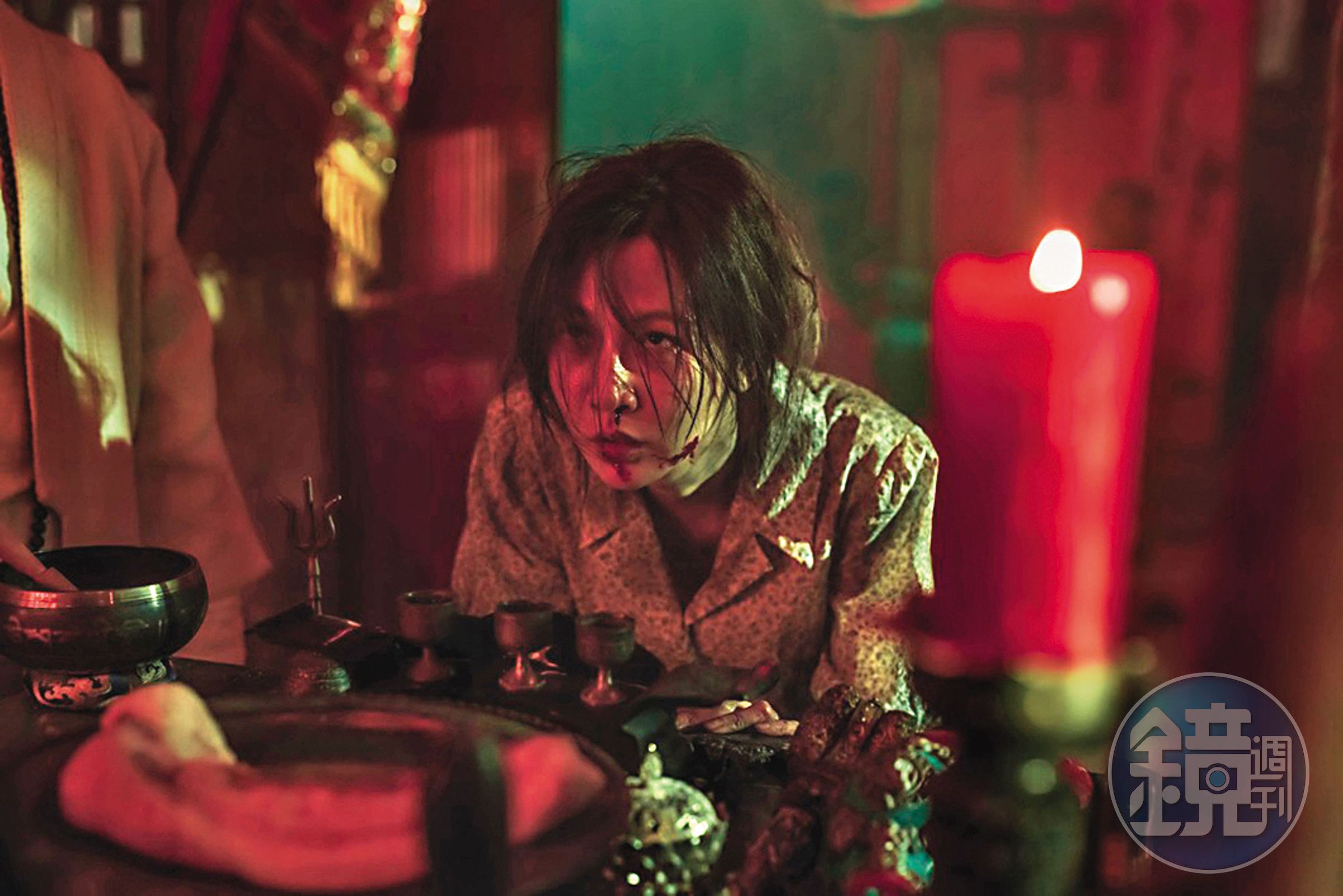 曾莞婷在《化劫》演出飽受喪女之痛的母親,以披頭散髮形象演出整部片。(台北双喜電影提供)