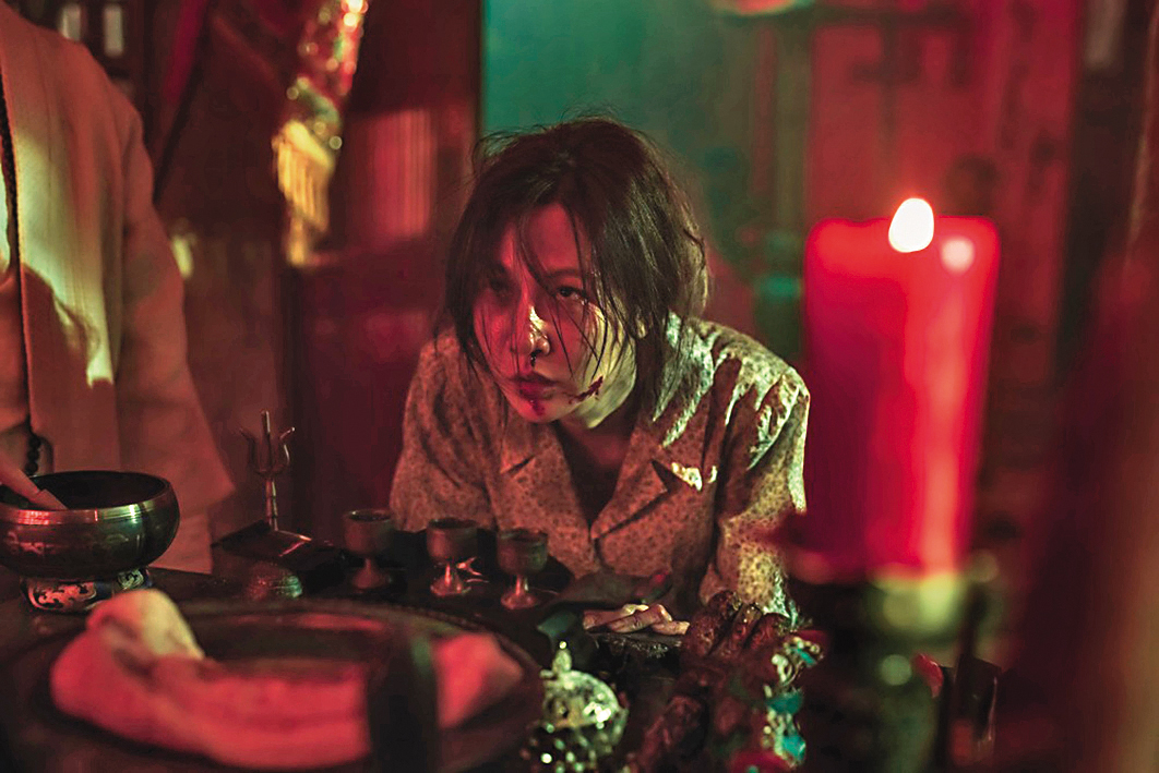 曾莞婷在《化劫》演出飽受喪女之痛的母親，以披頭散髮形象演出整部片。（台北双喜電影提供）
