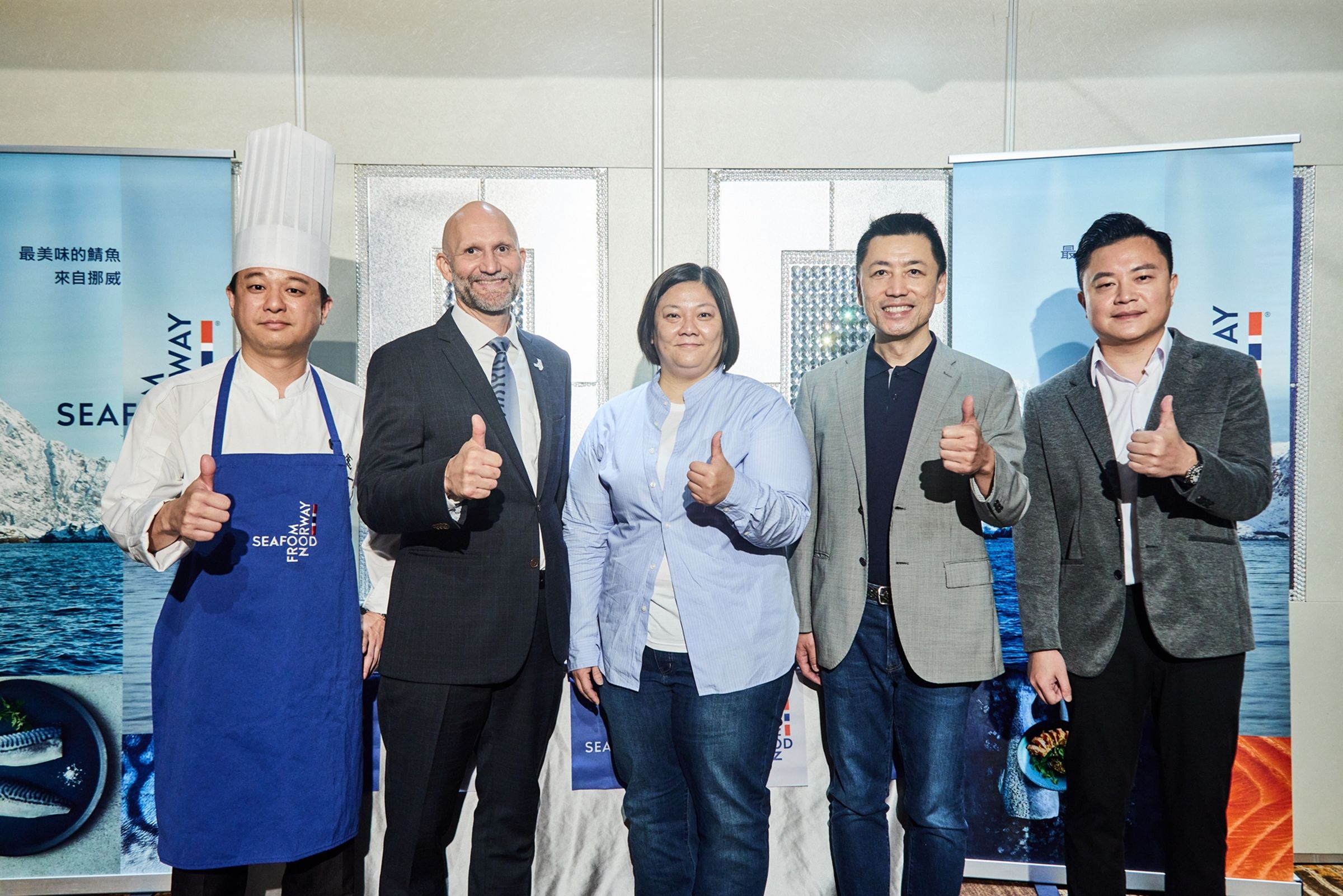 記者會上Asbjørn與合作夥伴共同宣布「挪威海產季」通路合作活動開跑,貴賓由左至右依序為:亞太十大名廚李哲松、挪威海產推廣協會東南亞總監Asbjørn Warvik Rørtveit、家樂福總公司商品部鮮魚課課長洪詠純、欣臨企業副總經理田主恩、李錦記台灣餐飲通路顧問蔡遠哲。