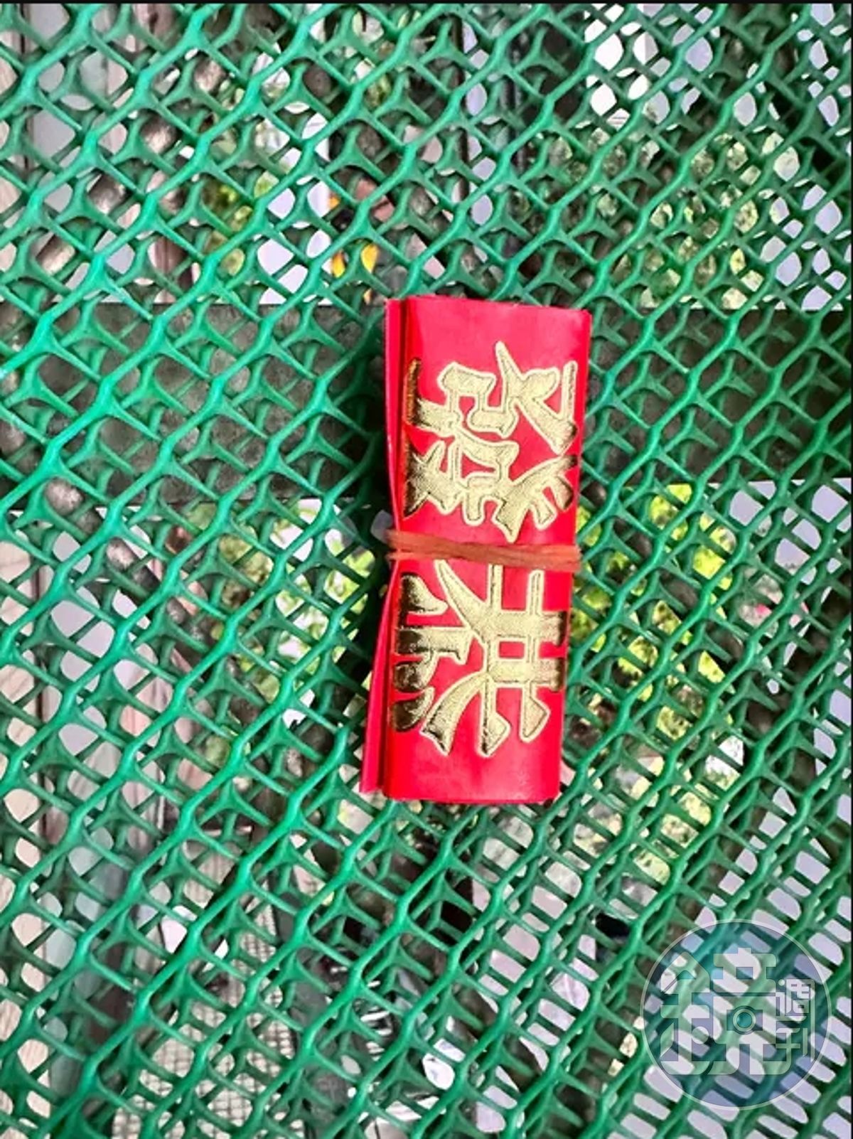 一位女網友領取外送餐點時,被外送員塞了一個紅包。(翻攝Dcard)