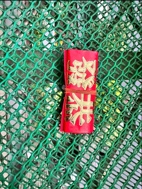 一位女網友領取外送餐點時，被外送員塞了一個紅包。（翻攝Dcard）