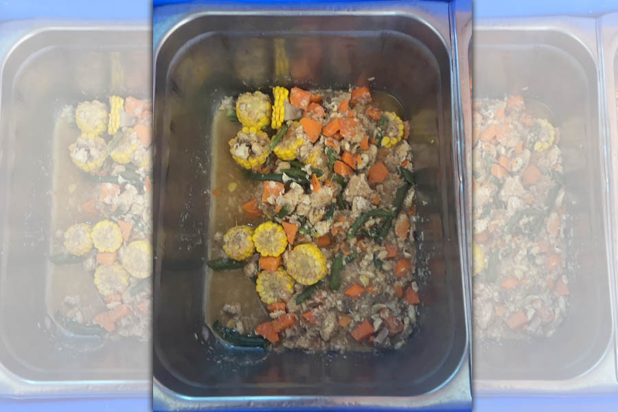 有家長上網抱怨兒子營養午餐看起來像廚餘，引起熱議。（翻攝自爆怨公社）