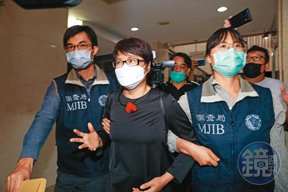 台北市政府勞動局長陳信瑜（中）涉嫌利用職務詐領特別費，當時遭調查局押進台北地檢署複訊。（本刊資料照）