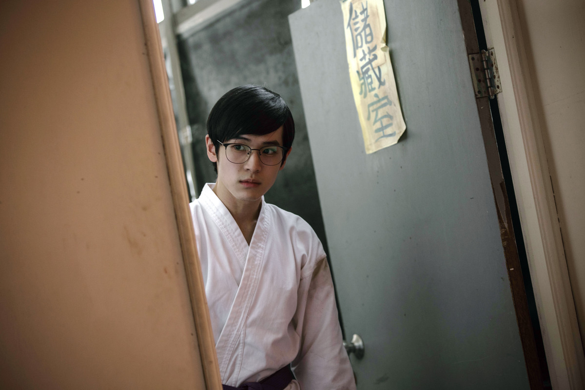 曾是韓團成員，有著一張花美男面孔的張豐豪，片中為了擺脫學長姐霸凌，而跟邪魔打交道。（双喜提供）