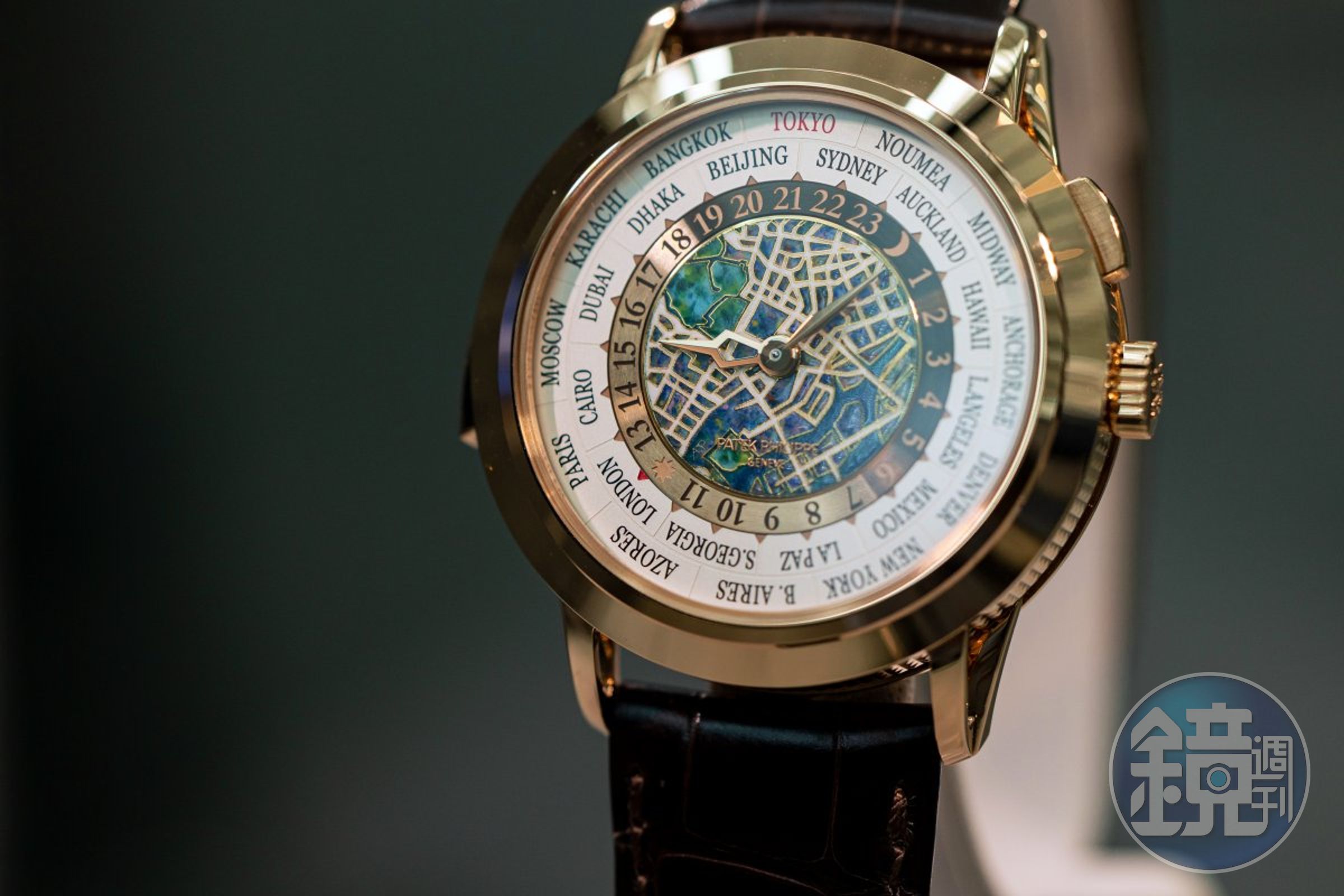 PATEK PHILIPPE World Time Minute Repeater ref. 5531R-014,此錶以百達翡麗常規製作的高複雜功能「世界時區三問錶」為基礎,配上由琺瑯工藝大師Anita Porchet製作的面盤,是今年東京大展的重點限量錶之一。採用R 27 HU微型自動盤三問機芯,撥動錶殼左側滑軌,會敲出悅耳的報時聲。限量15只,僅於日本地區限定販售。 功能:時、分指示;三問報時;世界時區 機芯:自動上鏈機芯 定價約60萬瑞郎。(攝影:李宇勝)