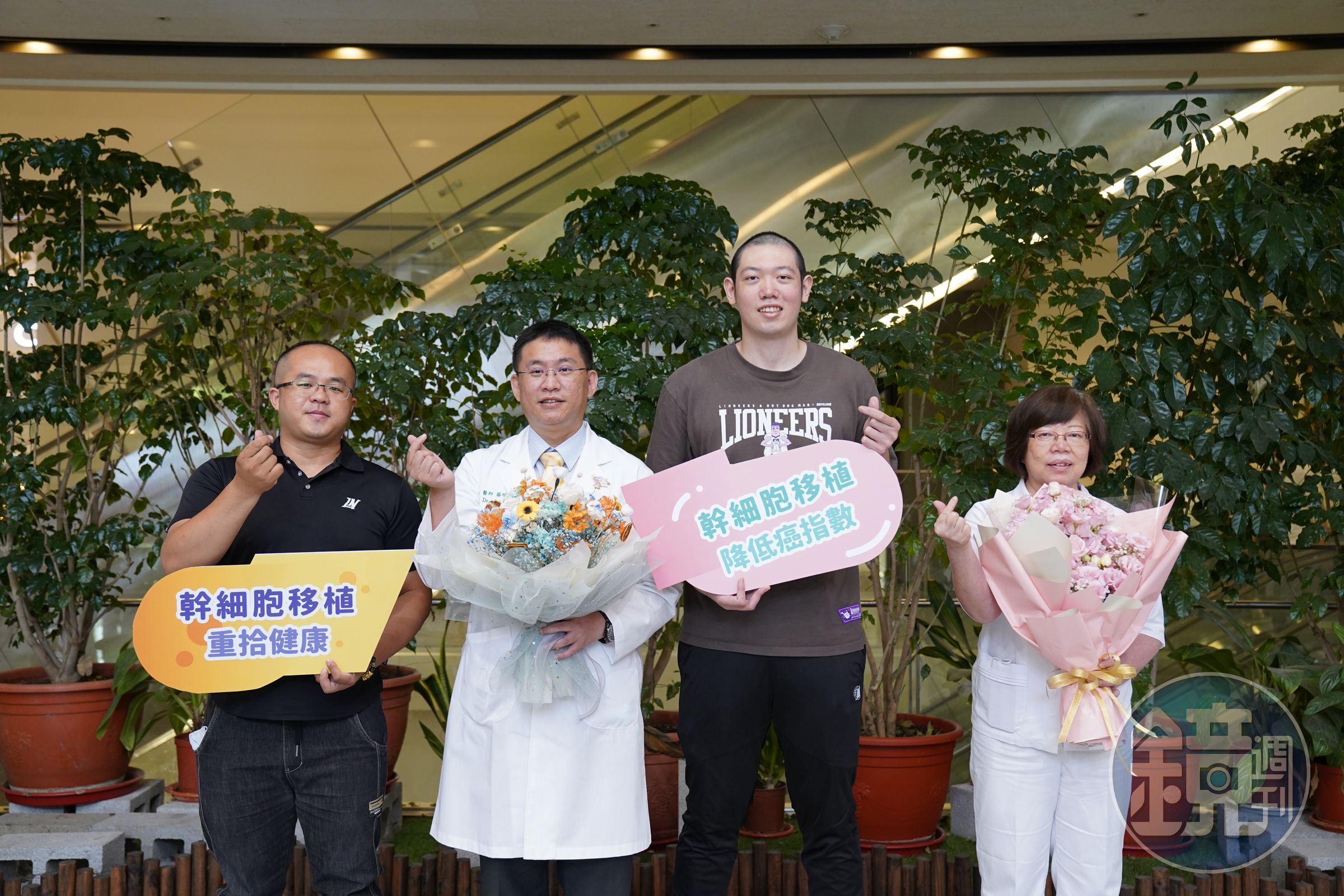 新竹街口攻城獅中鋒球員容毅燊(右2)去年診斷為睪丸癌第三期,目前恢復良好。(中國醫藥大學新竹附設醫院提供)