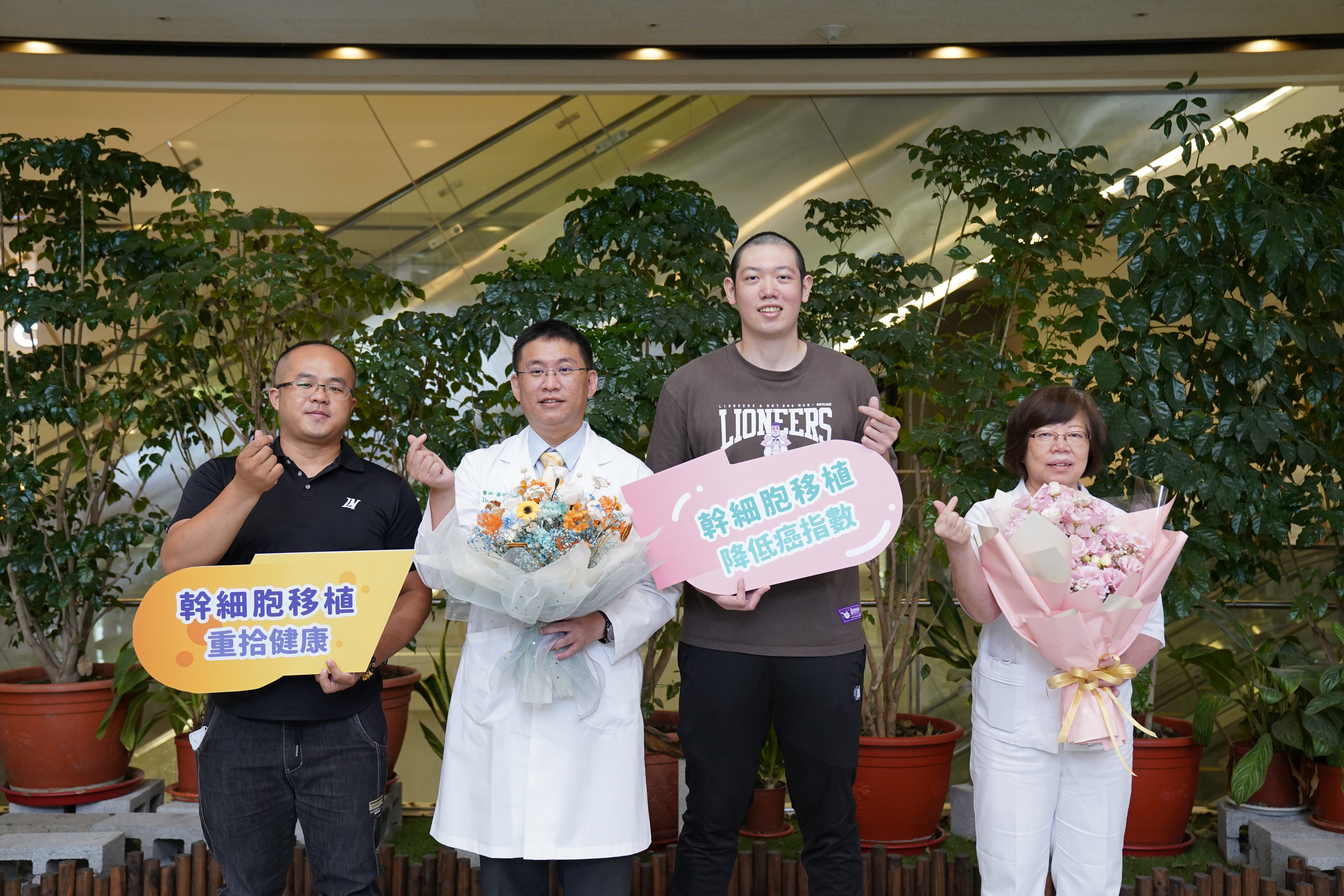 新竹街口攻城獅中鋒球員容毅燊（右2）去年診斷為睪丸癌第三期，目前恢復良好。（中國醫藥大學新竹附設醫院提供）