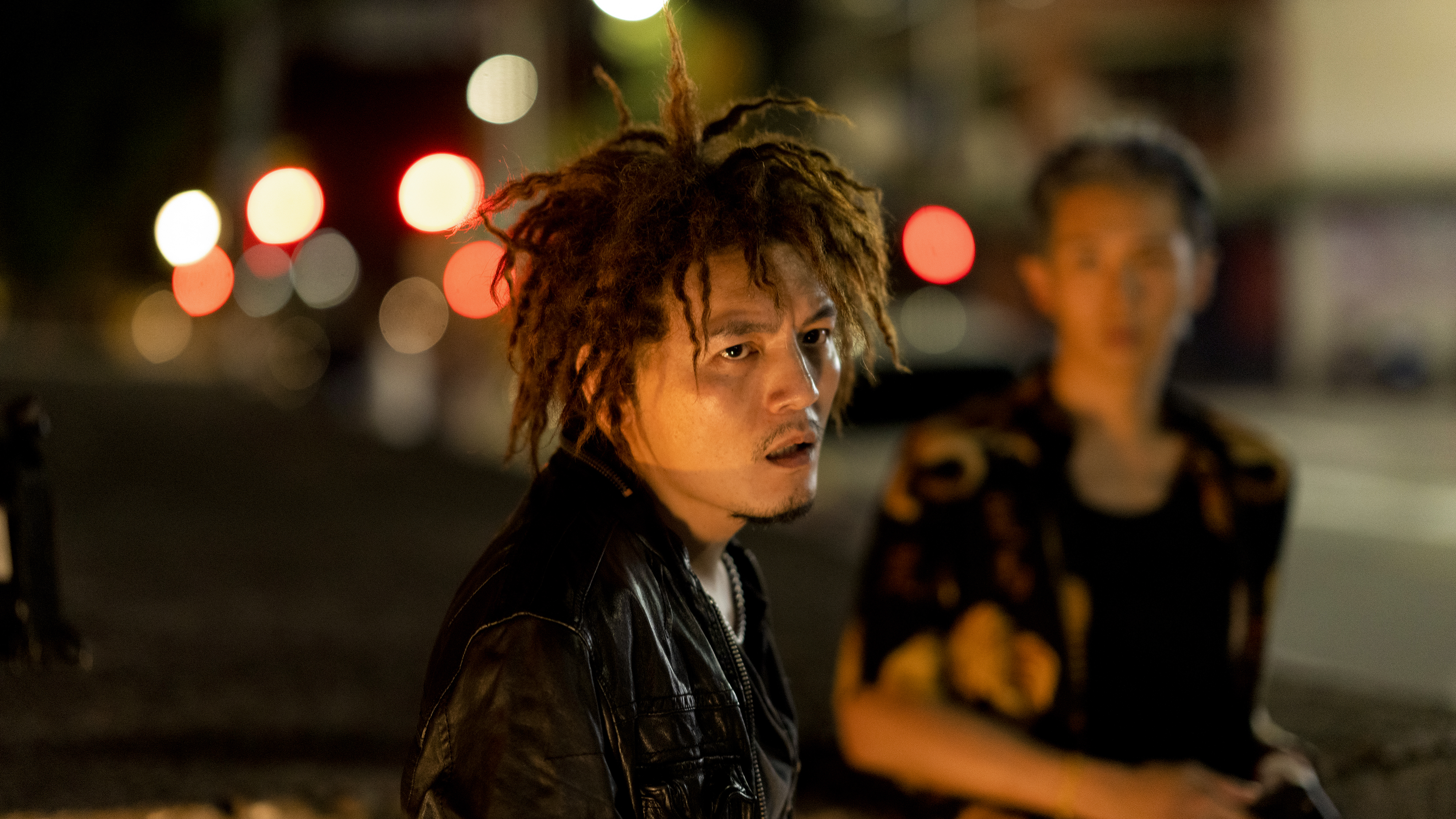 在舞台上很酷的春風，第一次當電影男主角，演的卻是一個長了一個戀愛腦的黑道大哥。（麻吉砥加電影提供）