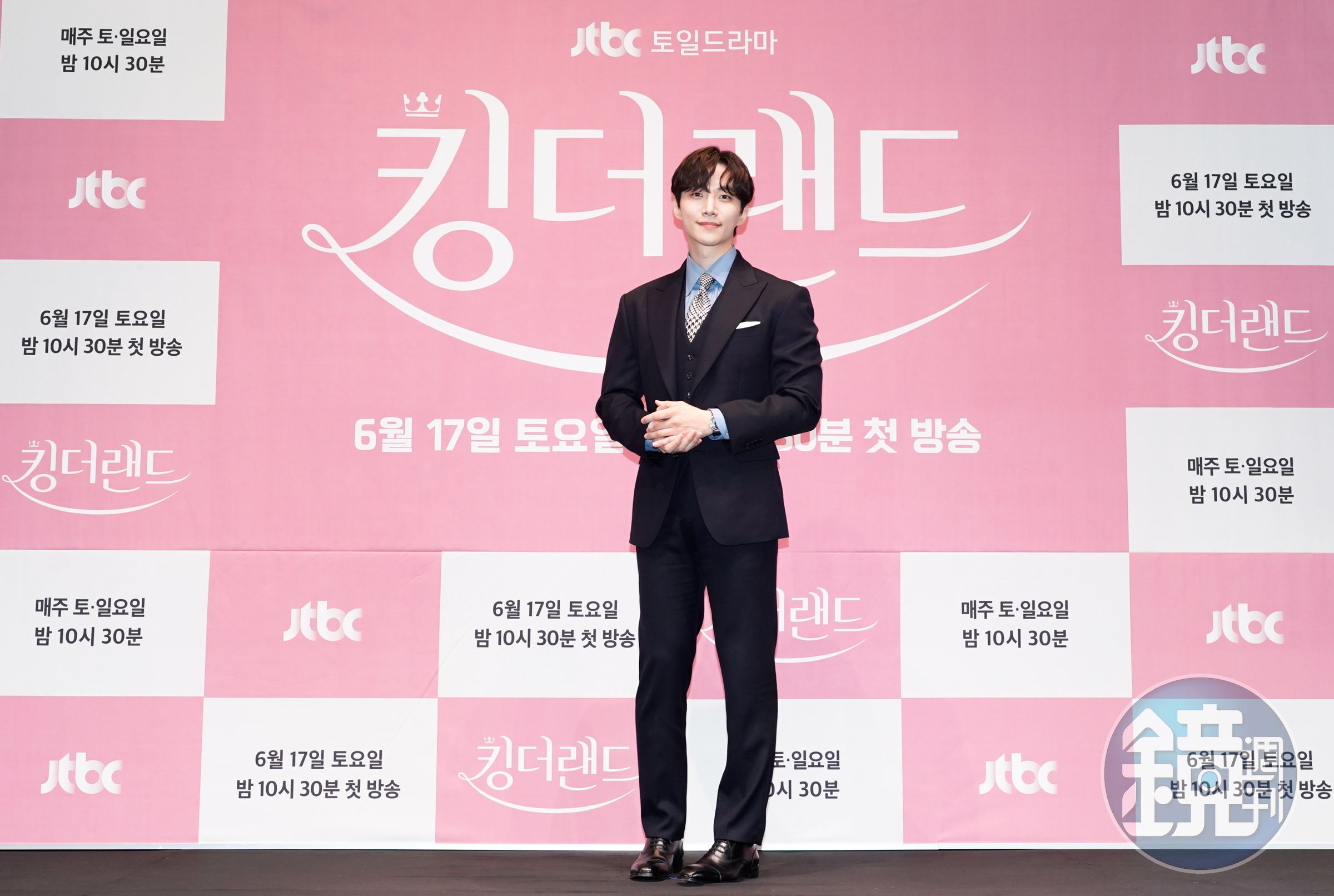 俊昊在《歡迎來到王之國》常常穿西裝，特意維持身材。（Netflix提供）