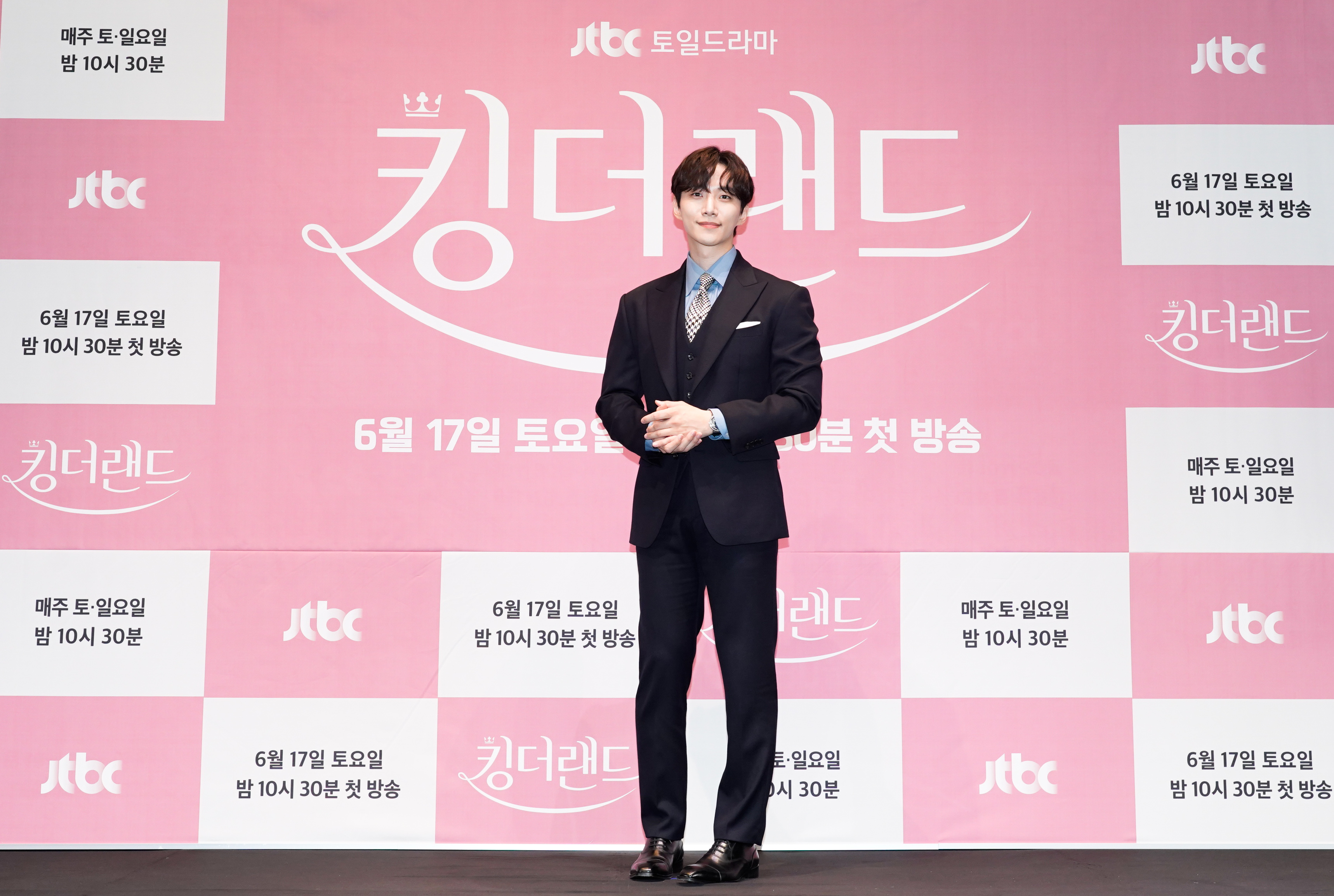 俊昊在《歡迎來到王之國》常常穿西裝,特意維持身材。(Netflix提供)