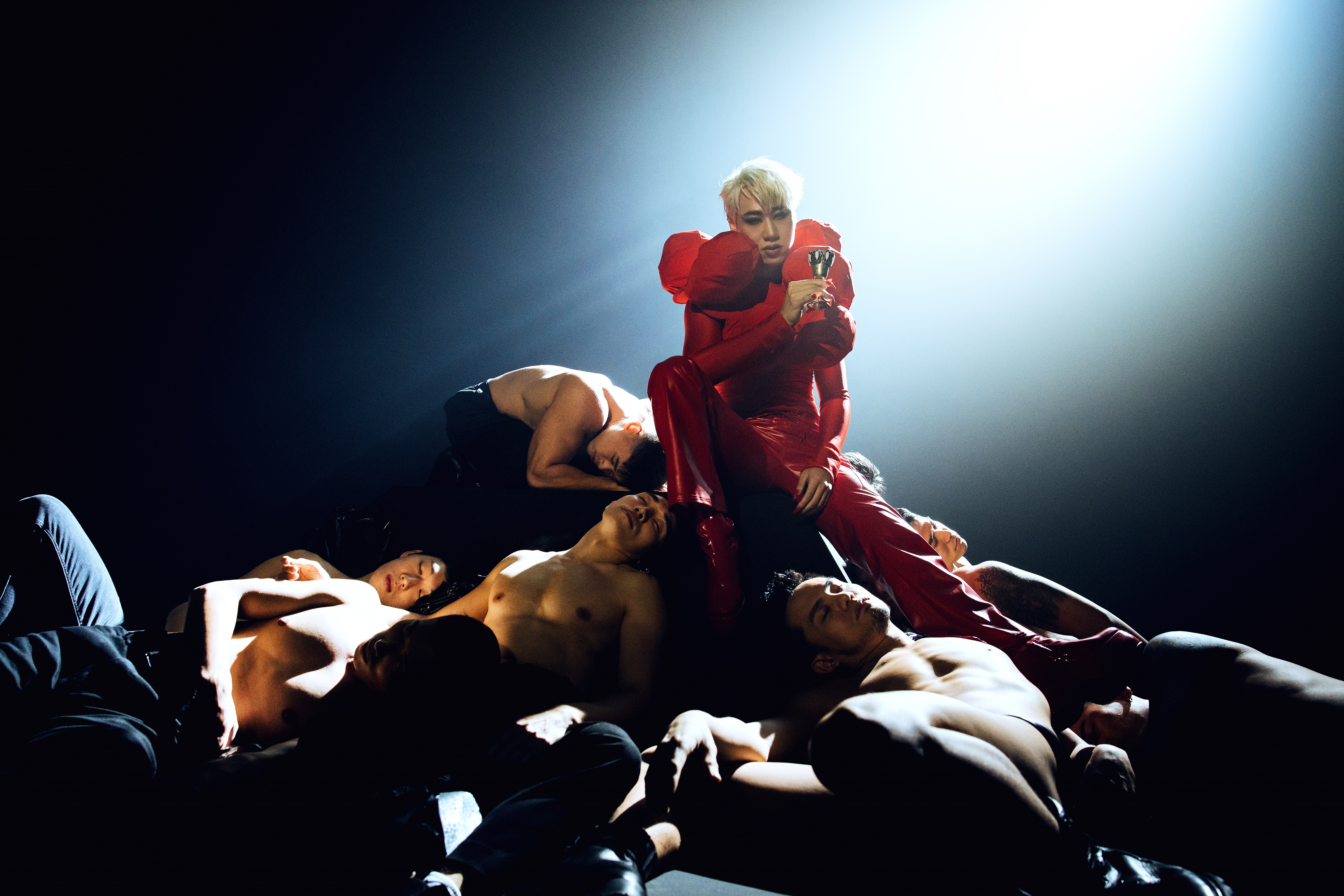 小賴最新主打〈Boy Toy〉與10名半裸猛男交纏。（日向創意提供）