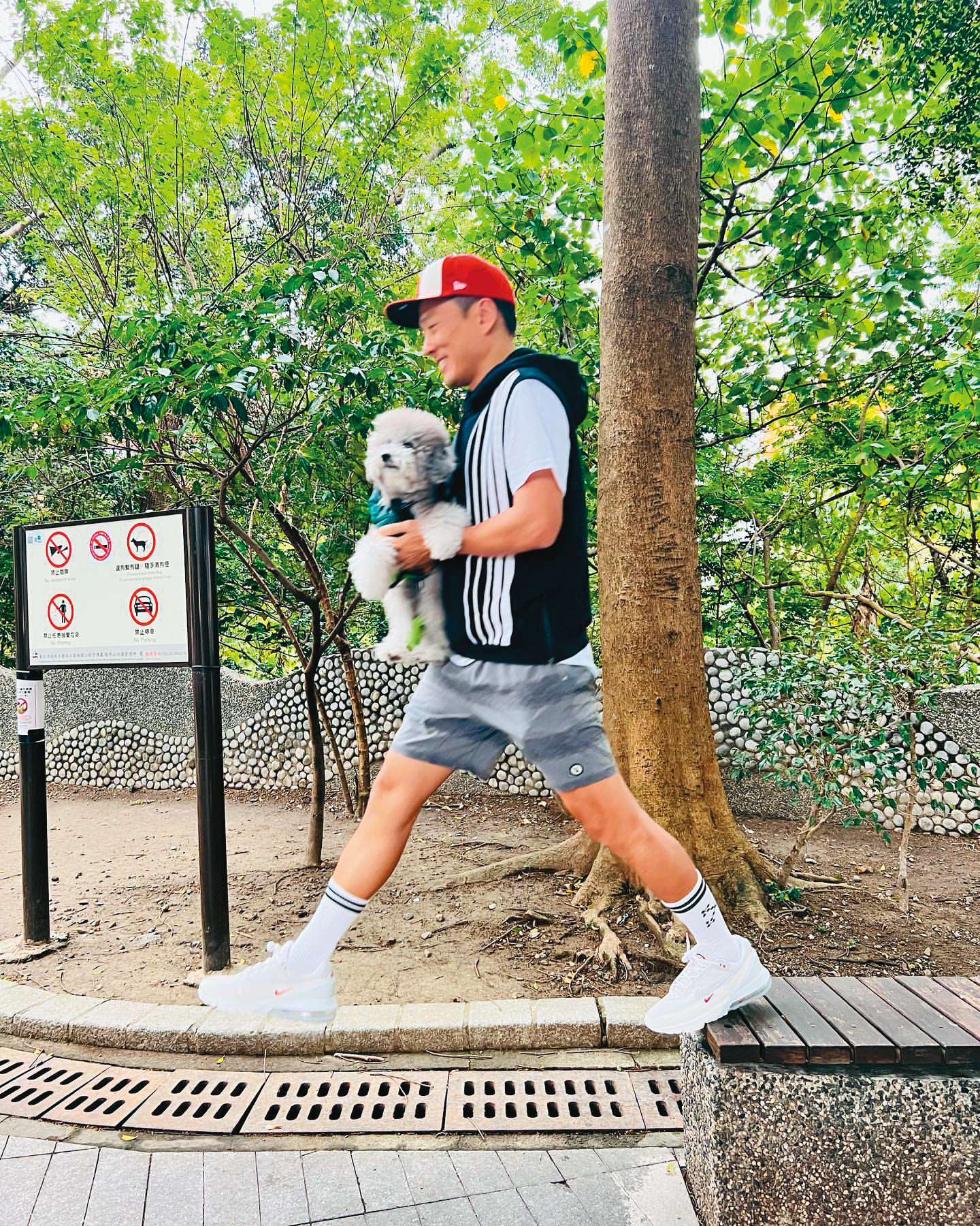 艾力克斯透露KIrby很愛追聞他的屁味，是一隻奇怪的毛小孩。（翻攝自艾力克斯IG）