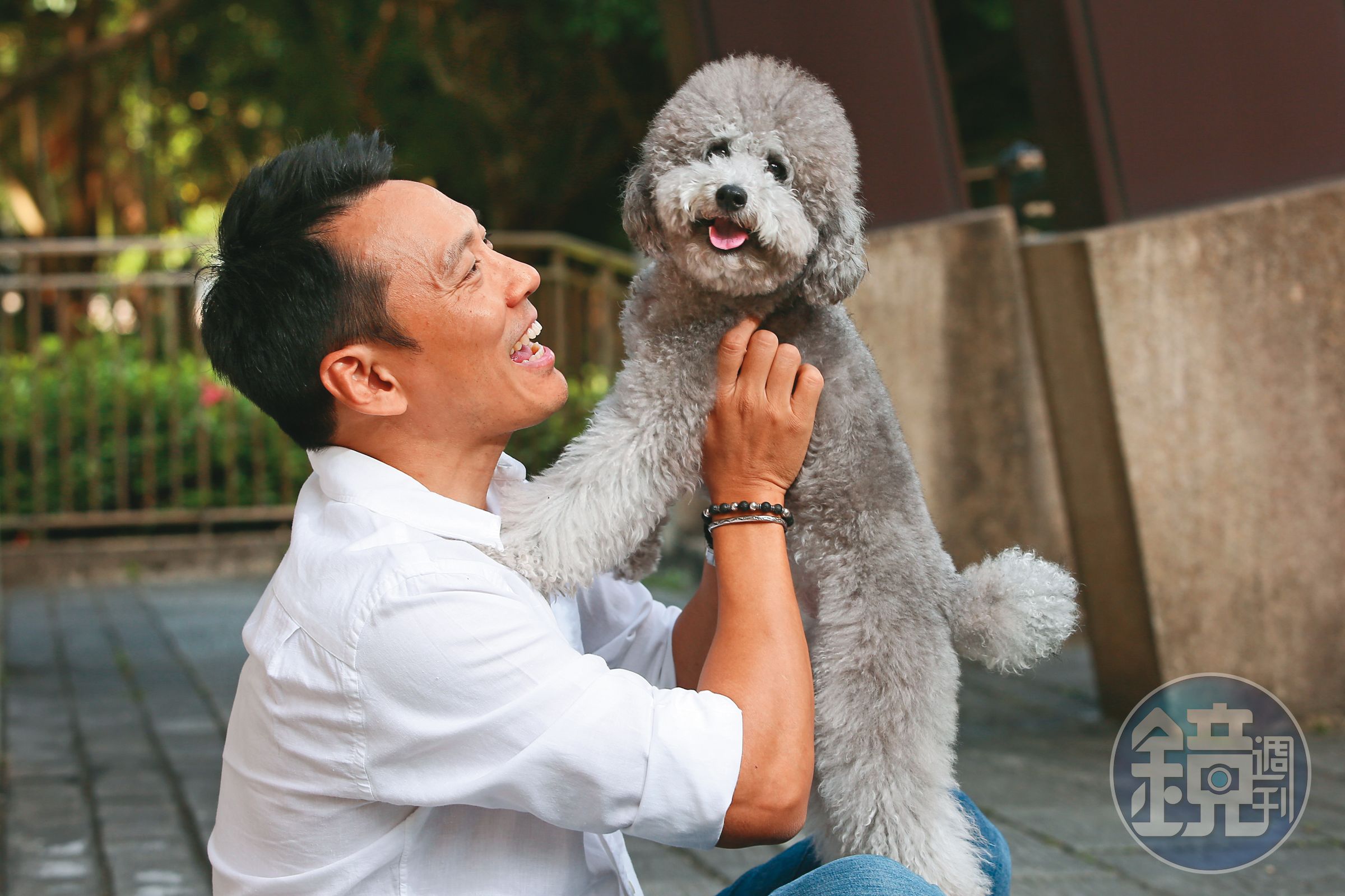 艾力克斯原本不贊成家裡養狗,如今把狗狗寵成寶貝。(翻攝自艾力克斯IG)