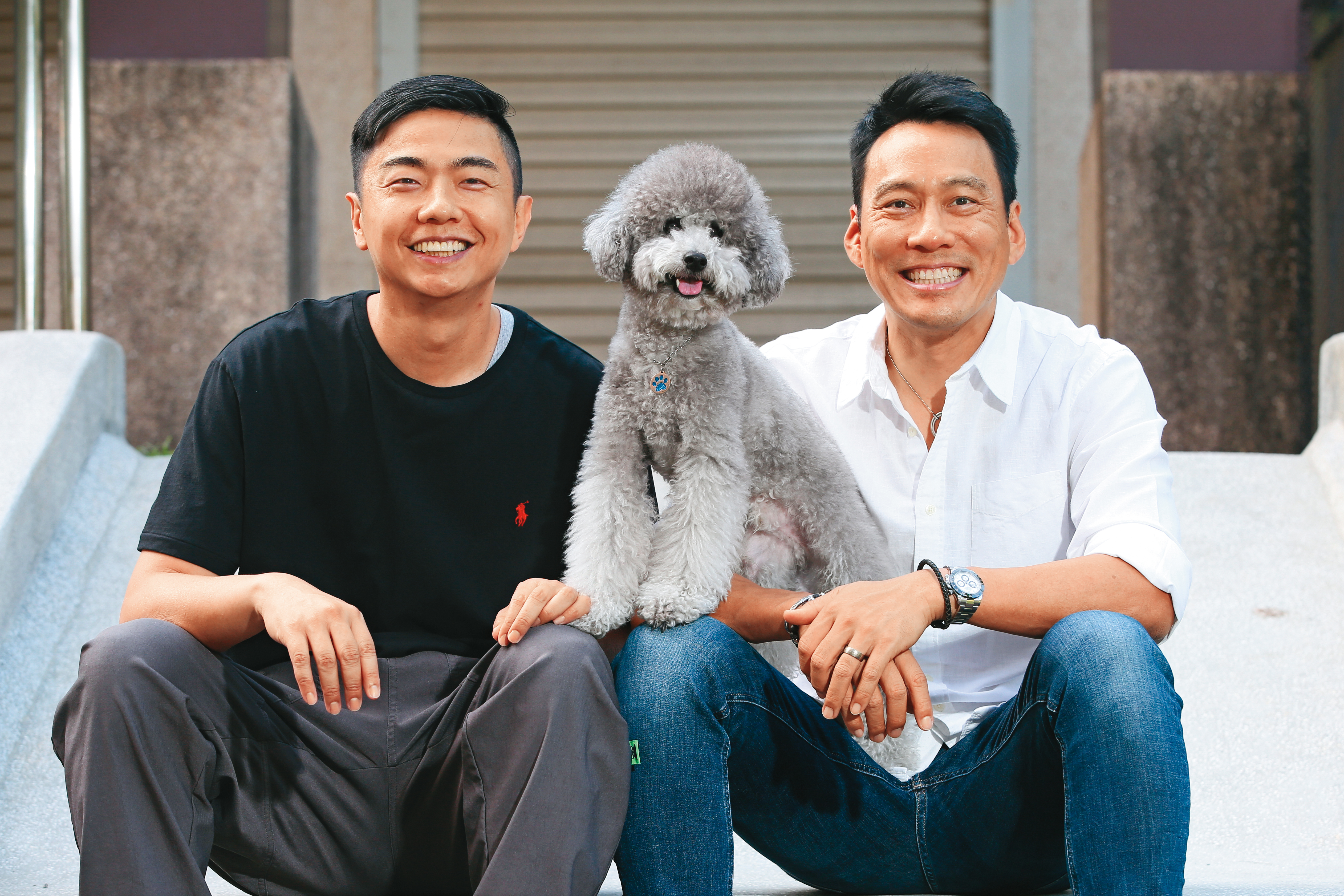 艾力克斯（右）帶著狗狗Kirby來找熊爸（左），希望幫忙解決狗狗暴衝撲人的習慣。