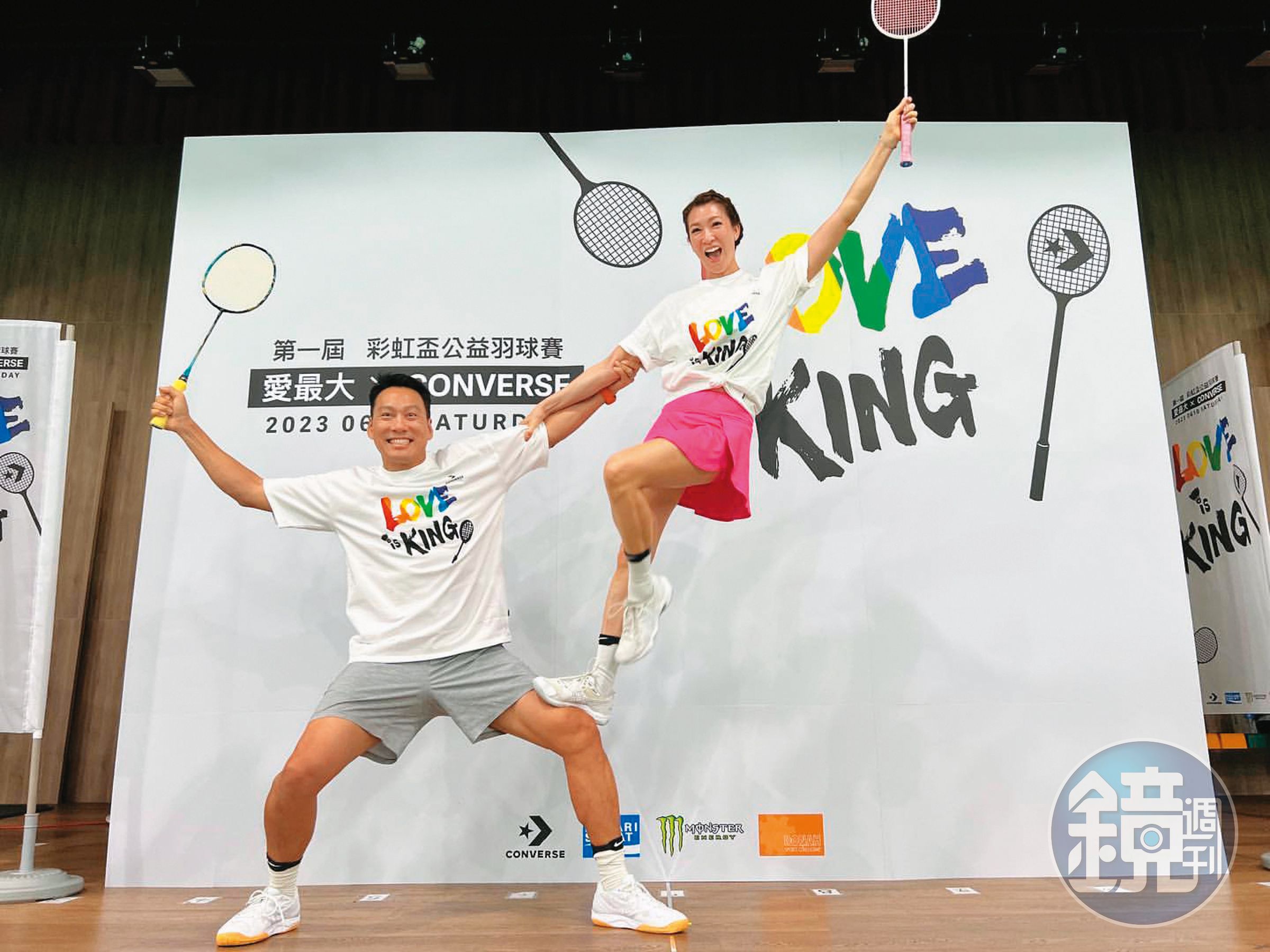 日前艾力克斯(左)、李詠嫻(右)參加公益羽球賽,夫妻倆打得很起勁。