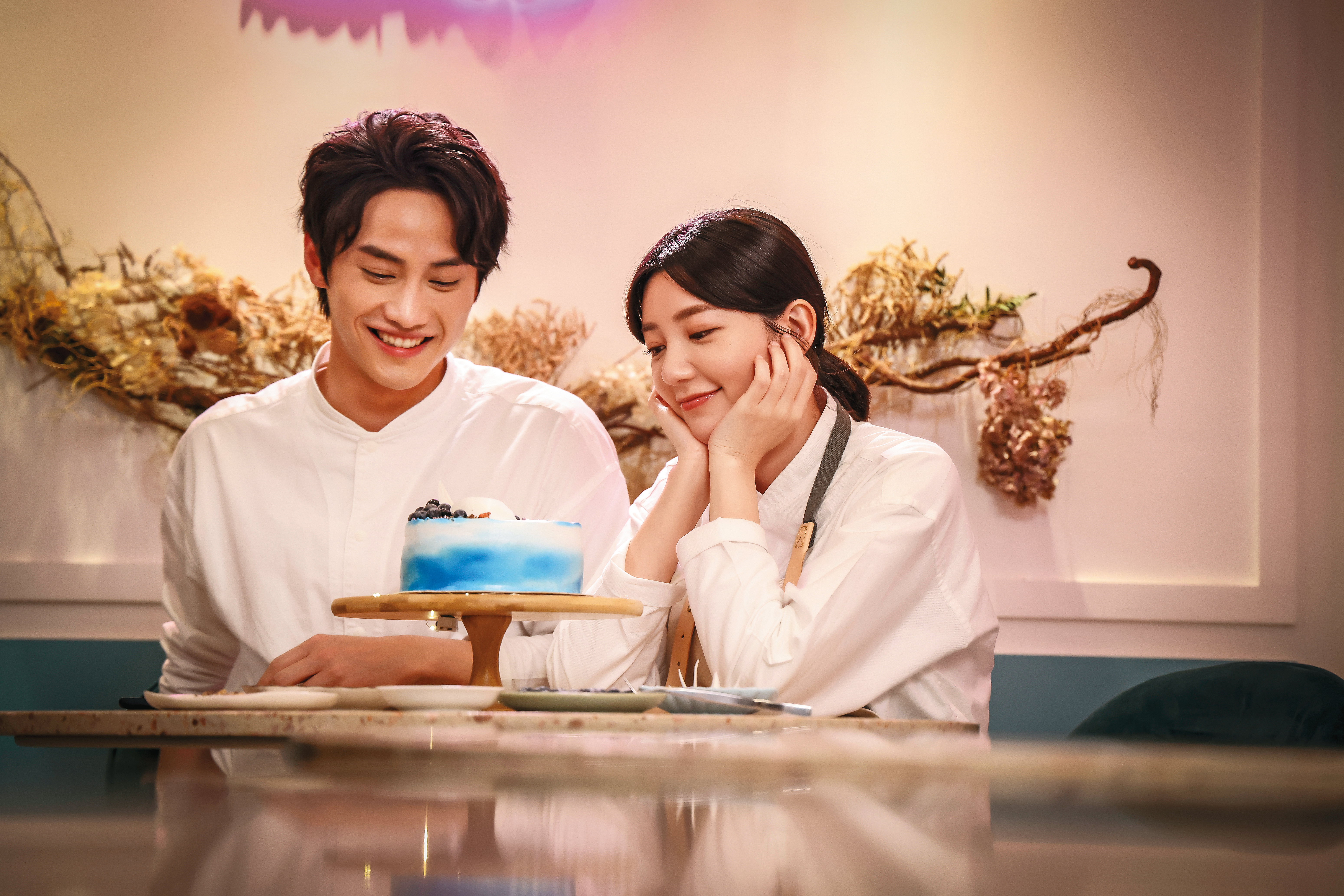 郭雪芙（右）與范少勳（左）首次組CP談姐弟「格差戀」。（時創影業提供）