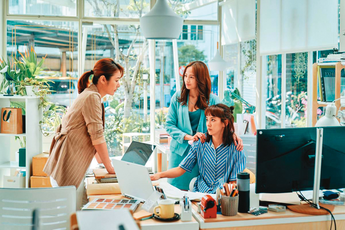 《她們創業的那些鳥事》由林心如(左起)、簡嫚書與陳意涵3位女性主演。(可米傳媒提供)