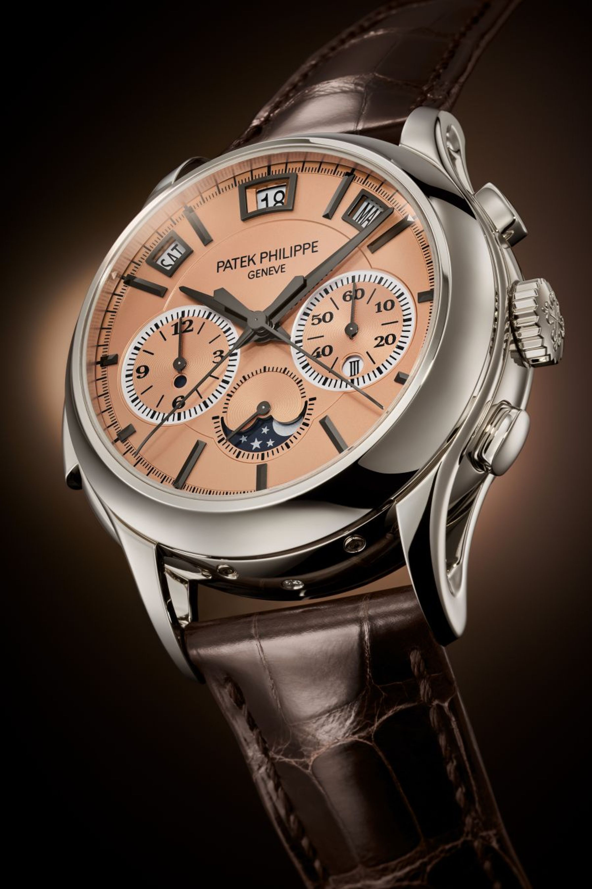 PATEK PHILIPPE 5308P-010 此錶結合了三問報時、雙秒追針計時碼表和瞬跳萬年曆與微型自動盤上鏈結構,全新R CHR 27 PS QI機芯以799枚零件組成,並具備兩項專利技術。鉑金材質,錶徑42mm,厚度17.71mm,全球限量15只。 功能:時、分、小秒針指示;三問報時;雙秒追針計時;瞬跳萬年曆 機芯:自動上鏈機芯 定價:約110萬瑞士法郎