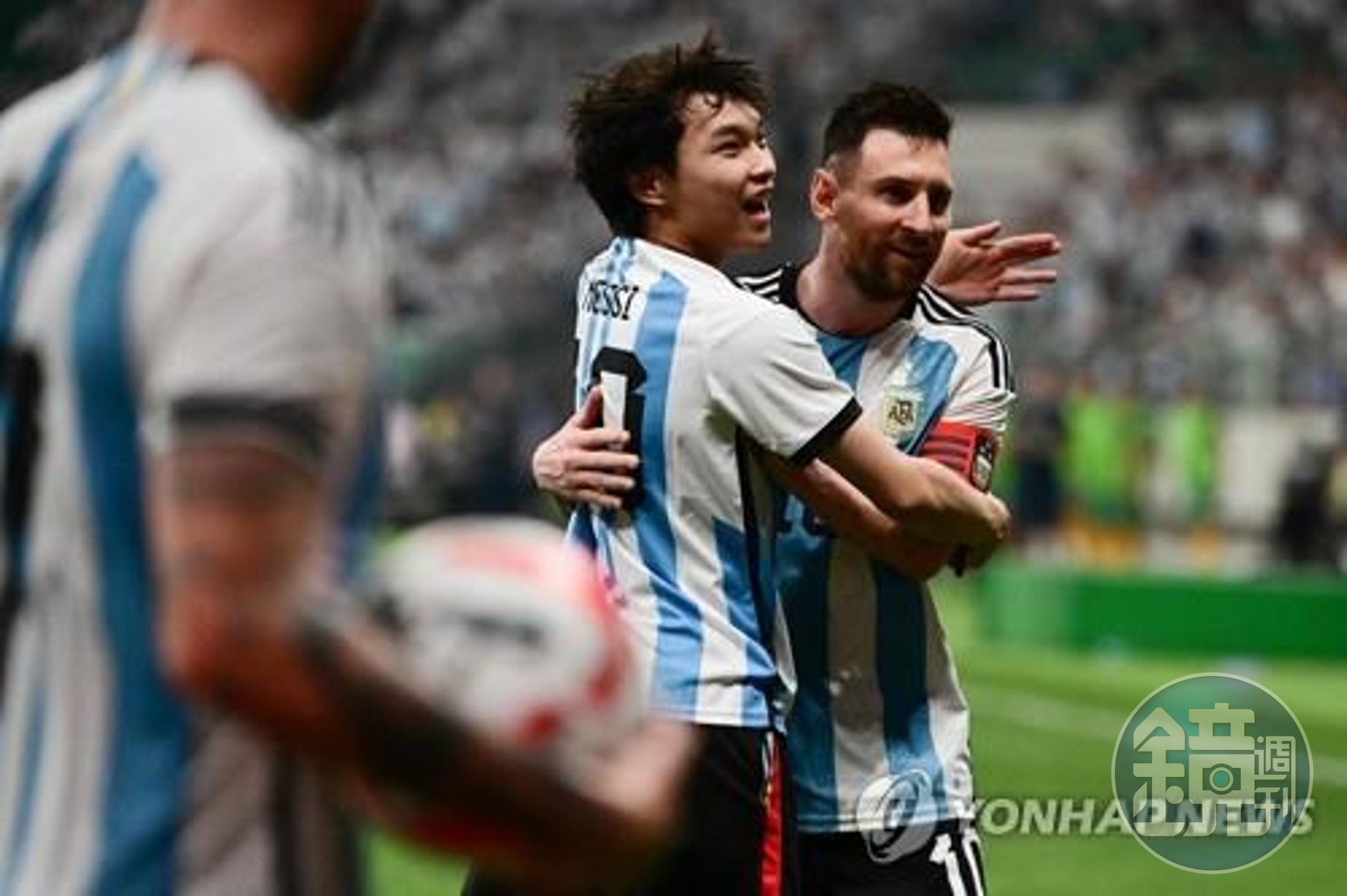 梅西被中國球迷闖球場「硬上亂抱」超傻眼,他被保全抬走遭網譏「含笑九泉」。(翻自《韓聯社》)