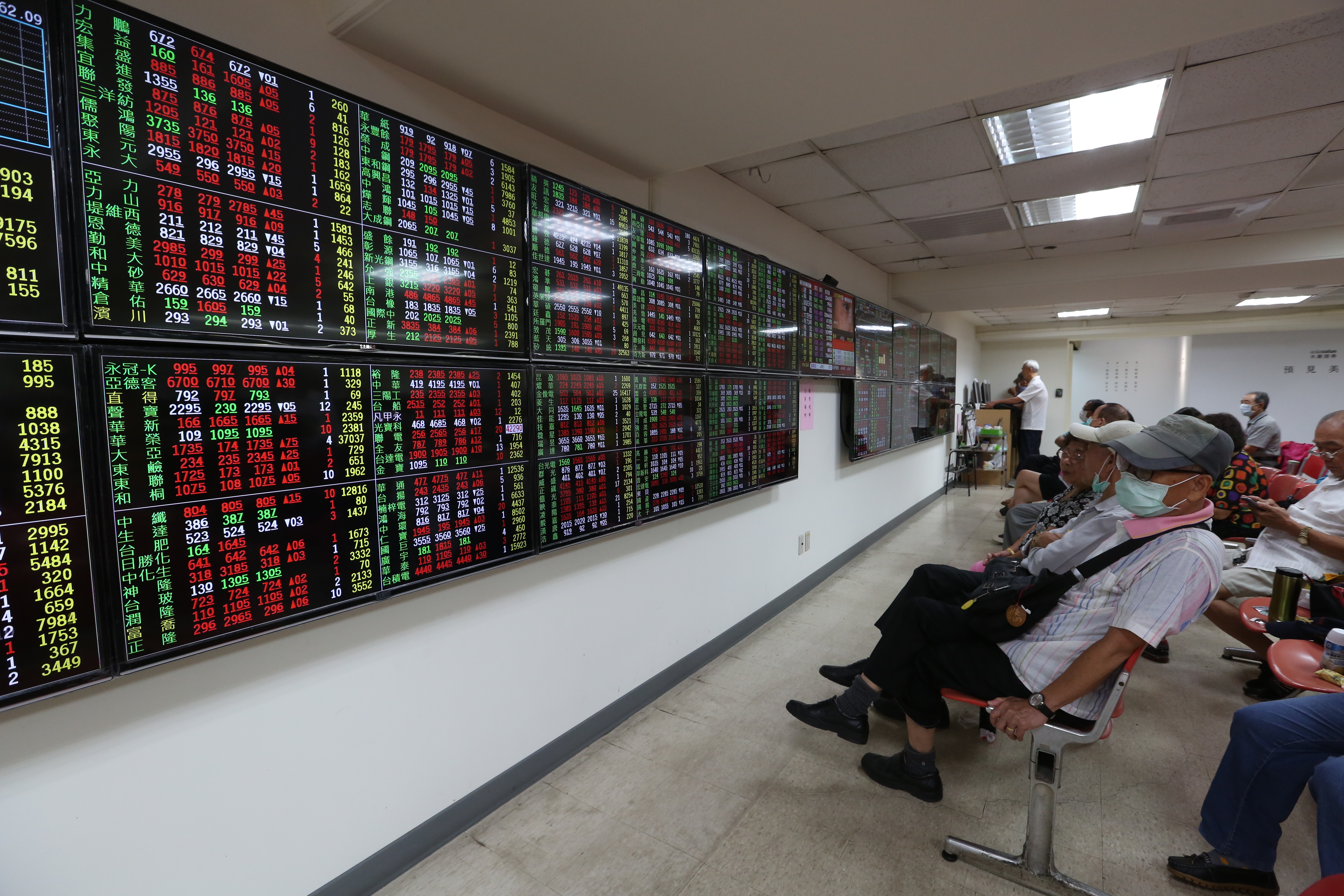 台股站穩萬7，透過高息ETF參與漲勢成了相對安全的選擇。（本刊資料照）