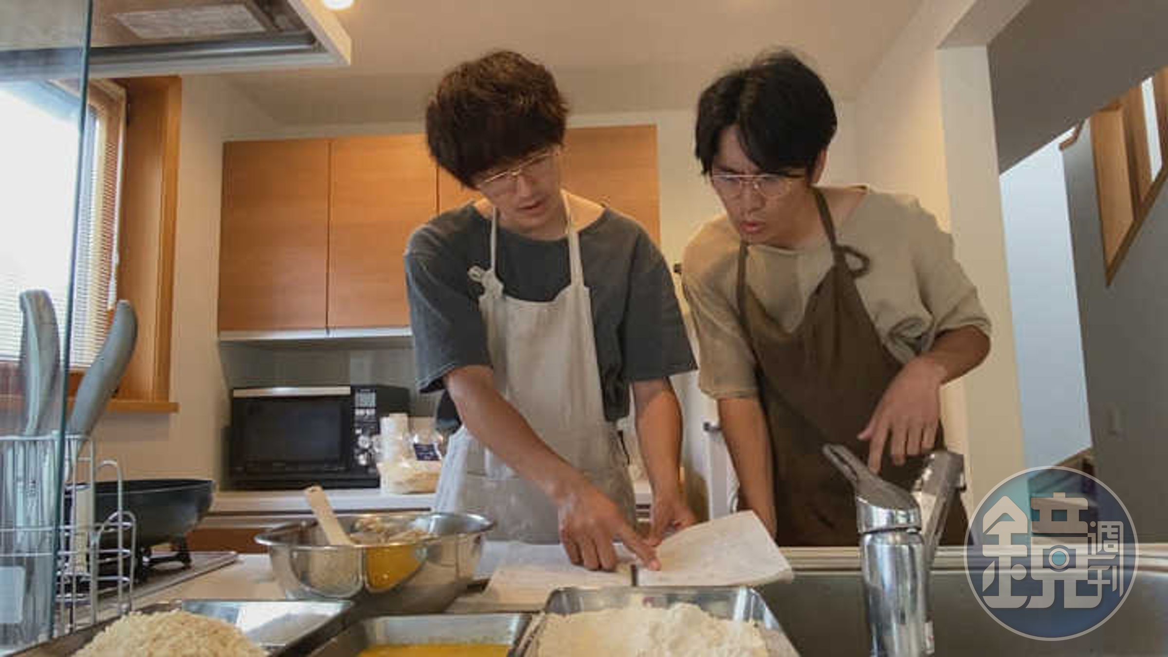 永山瑛太（左）與永山絢斗在疫情期間曾一起拍攝遠距連續劇《Living》。（翻攝自mantan web）