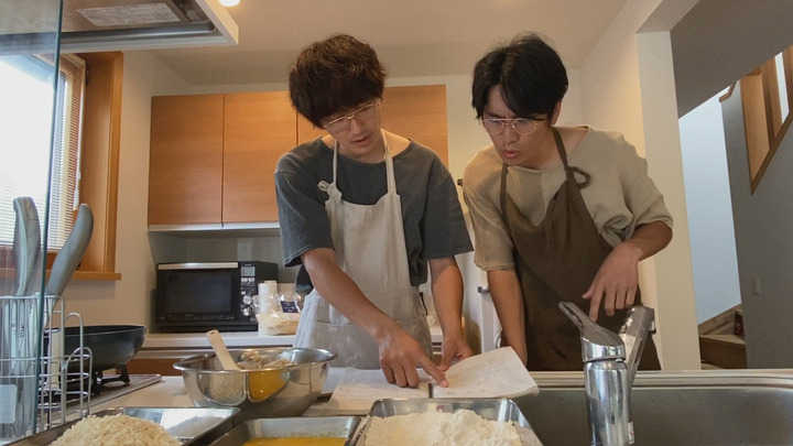 永山瑛太（左）與永山絢斗在疫情期間曾一起拍攝遠距連續劇《Living》。（翻攝自mantan web）