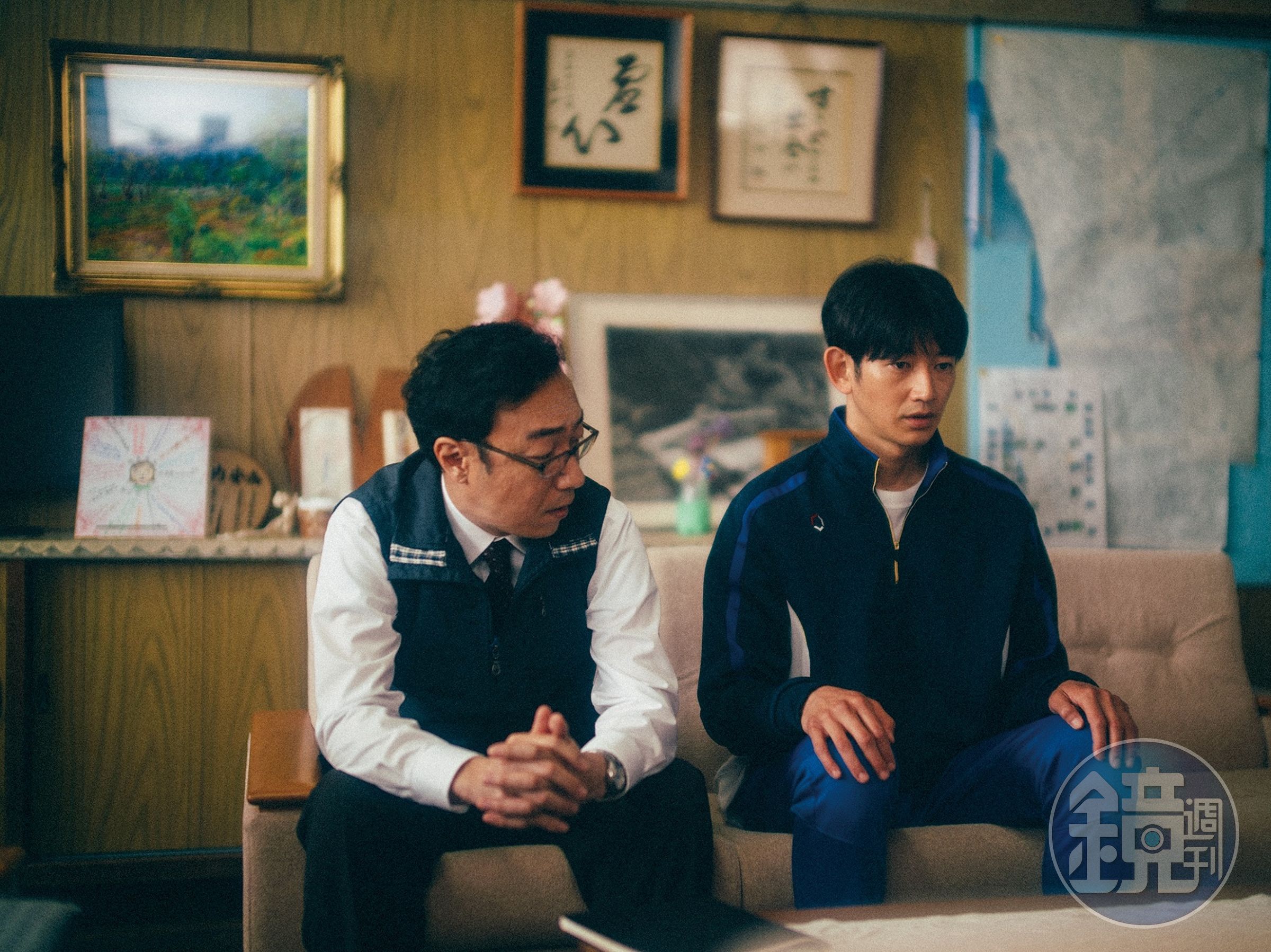 瑛太（右）參與演出的是枝裕和執導、坂元裕二編劇新片《怪物》在坎城影展榮獲最佳劇本獎。（車庫娛樂提供）