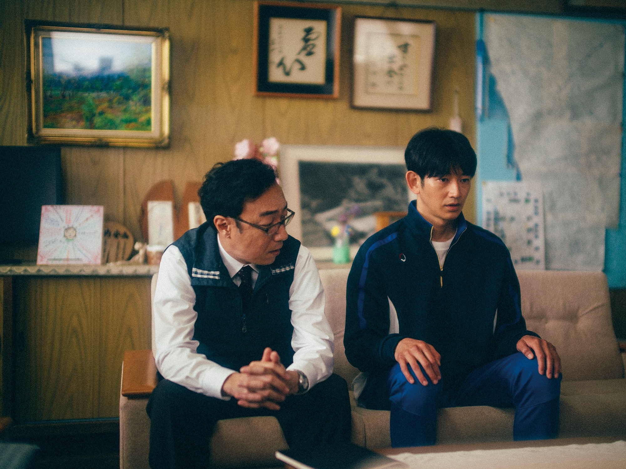 瑛太（右）參與演出的是枝裕和執導、坂元裕二編劇新片《怪物》在坎城影展榮獲最佳劇本獎。（車庫娛樂提供）