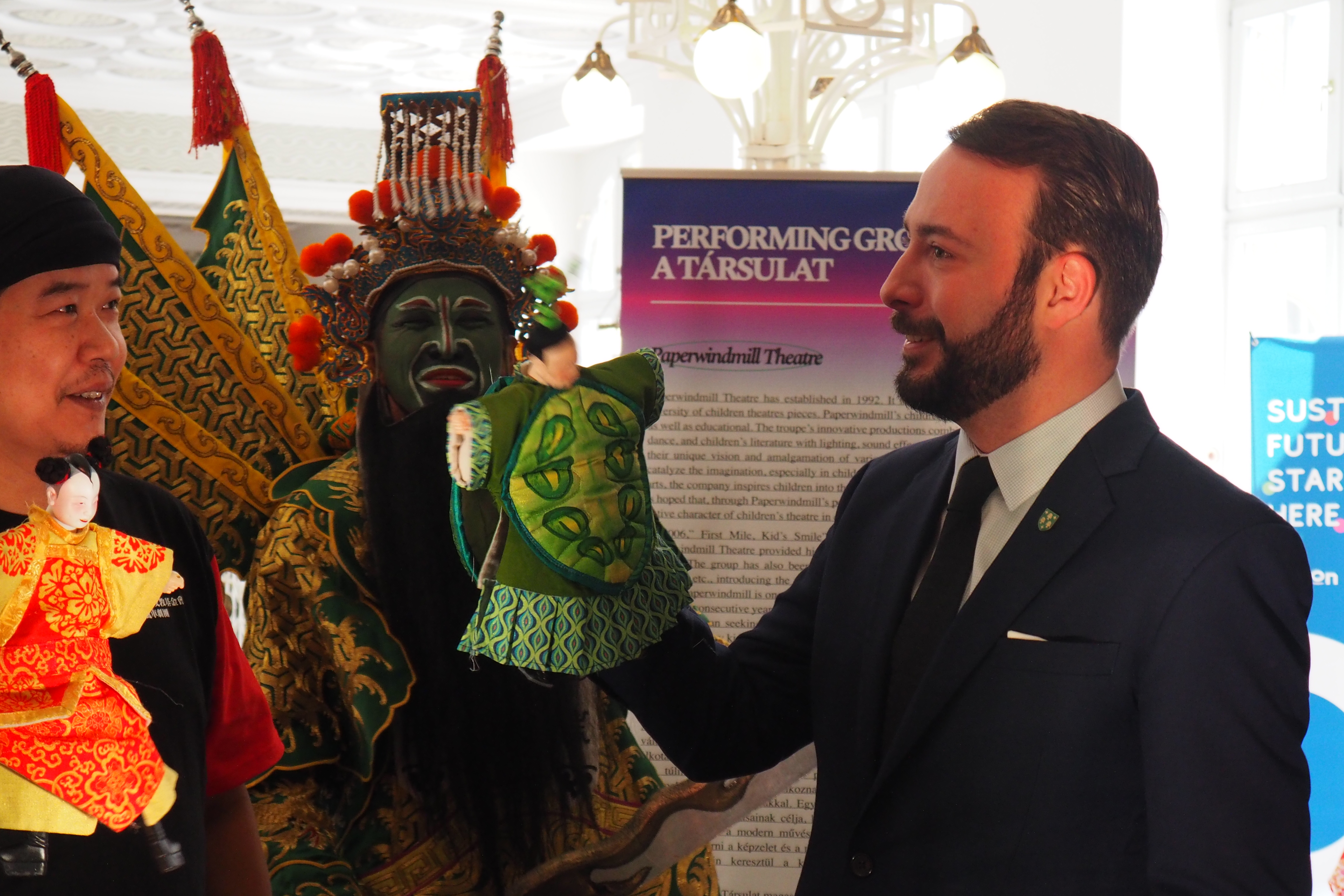 布達佩斯第2區副市長Daniel Berg（右）到場，並跟著山宛然劇團武山老師體驗布袋戲操作。（文總提供）