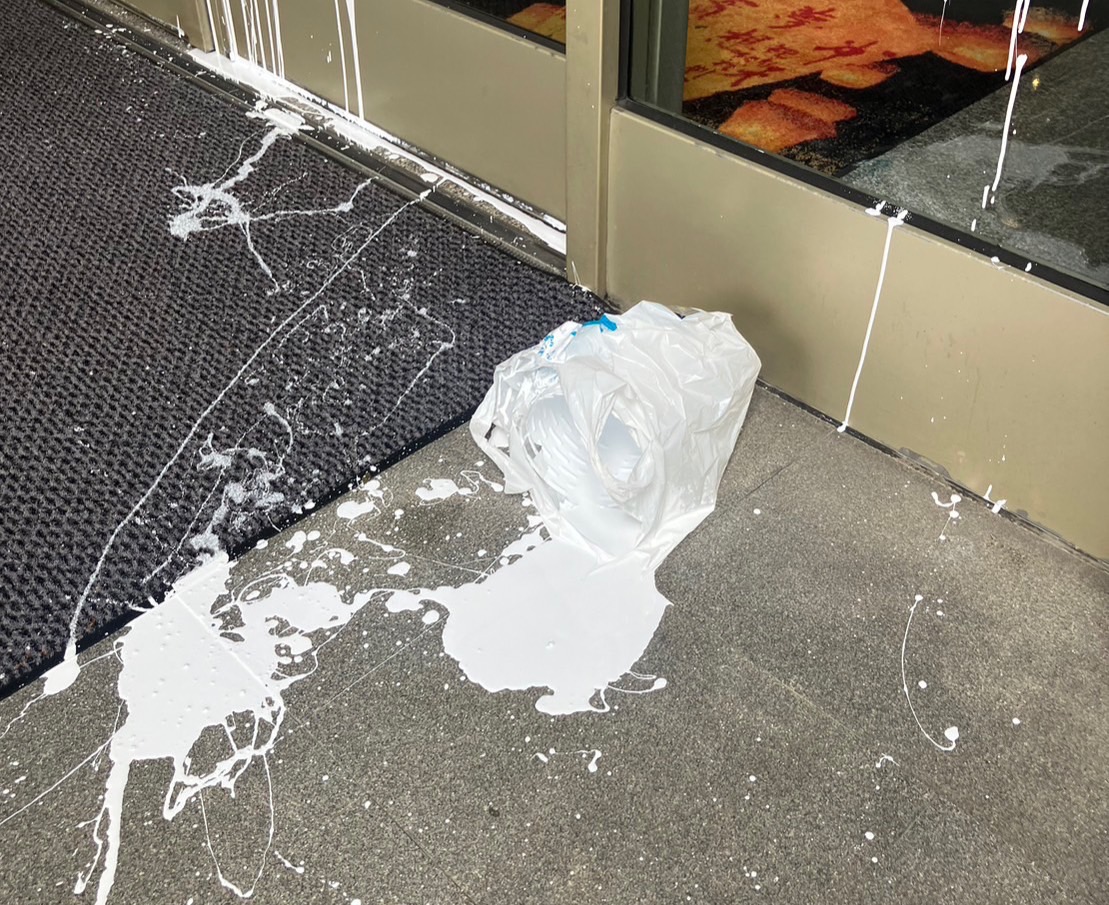 陳男裝盛白漆的物品還遺留在現場。(翻攝畫面)