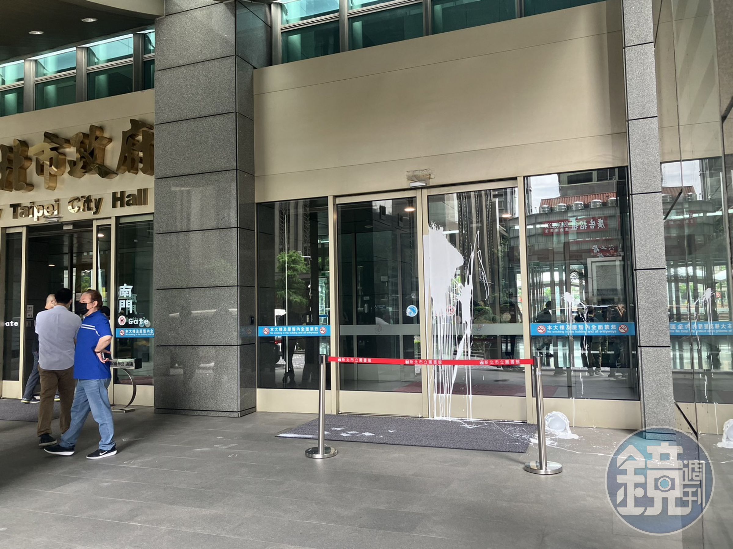 新北市政府中山路側大門今早遭潑白漆。（翻攝畫面）