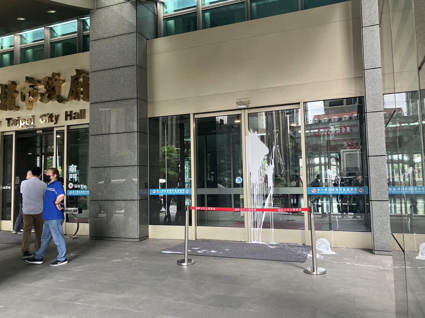新北市政府中山路側大門今早遭潑白漆。(翻攝畫面)