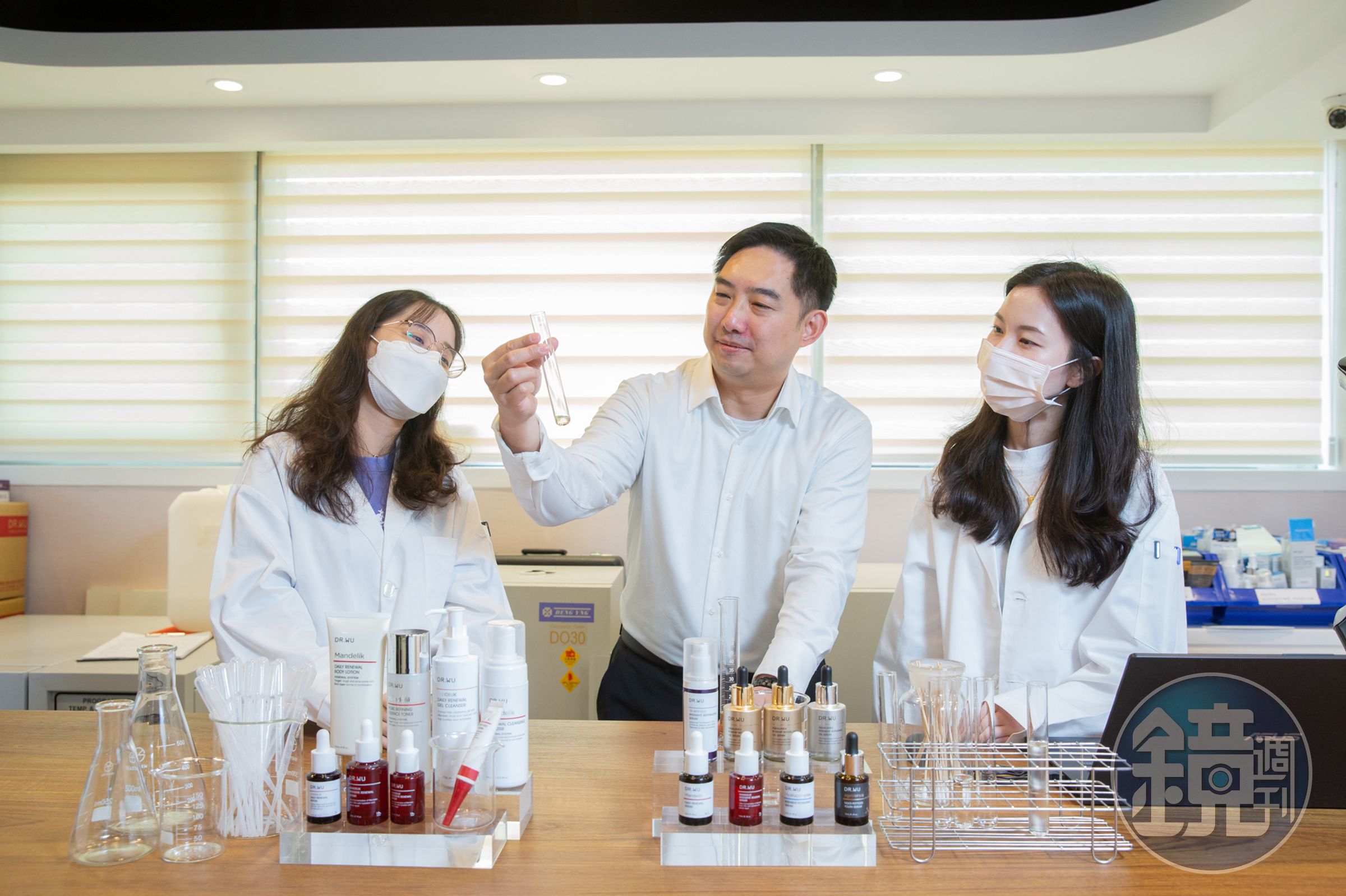 達爾膚生技董事長吳奕叡（中）20年前創立DR.WU，現已是台灣開架式醫美保養品市占第一的品牌。