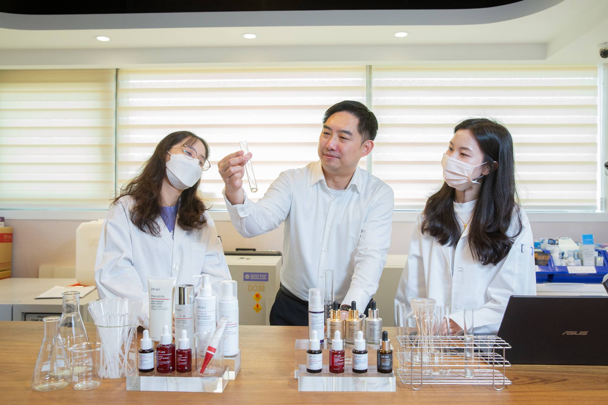達爾膚生技董事長吳奕叡（中）20年前創立DR.WU，現已是台灣開架式醫美保養品市占第一的品牌。