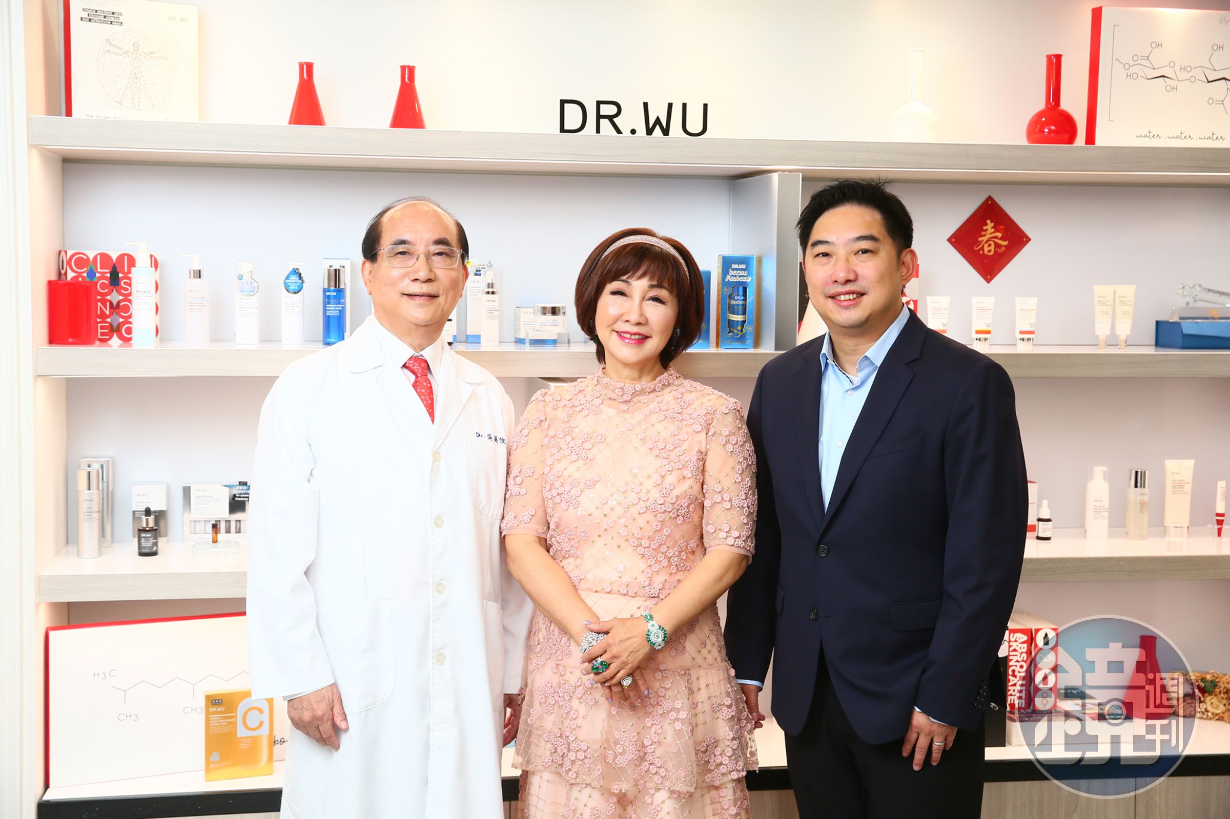 吳英俊（左起）、謝璧璘、吳奕叡一家人都保養得相當好，外表比實際年齡年輕許多。