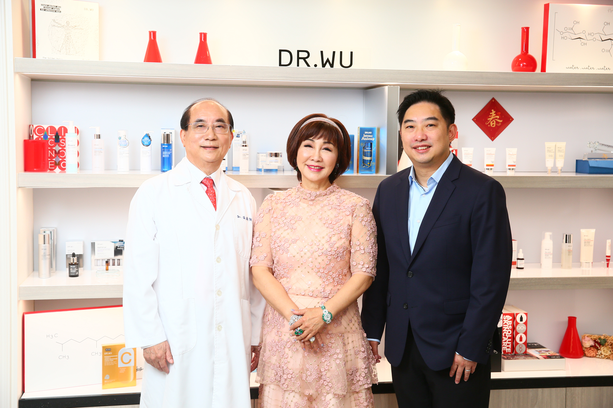 吳英俊（左起）、謝璧璘、吳奕叡一家人都保養得相當好，外表比實際年齡年輕許多。