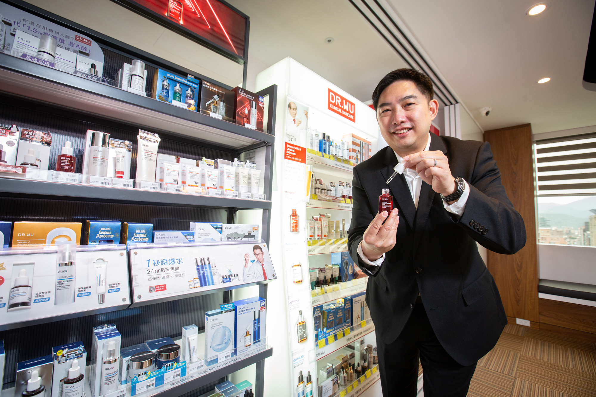 達爾膚生技董事長吳奕叡20年前創立DR.WU，現已是台灣開架式醫美保養品市占第一的品牌。