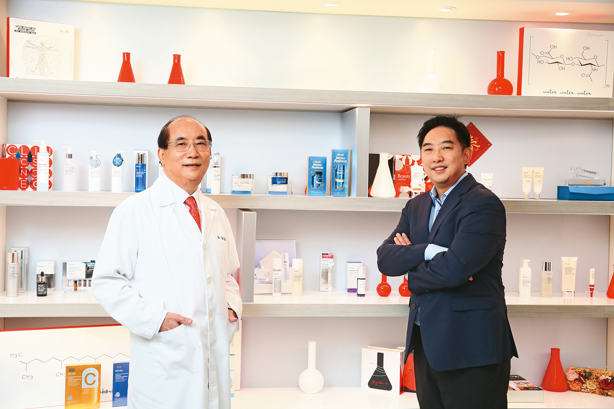 吳奕叡（右）自美返台幫父親吳英俊（左）整頓醫美診所，也把父親研發的皮膚科用藥變身醫美級保養品，以父之名創立DR.WU品牌。