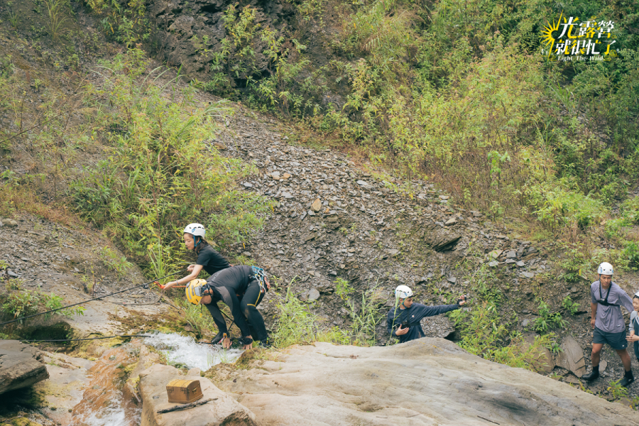 節目組安排《光露營》成員溯溪，一群人歷經長途跋涉登上溪谷。（TVBS提供）