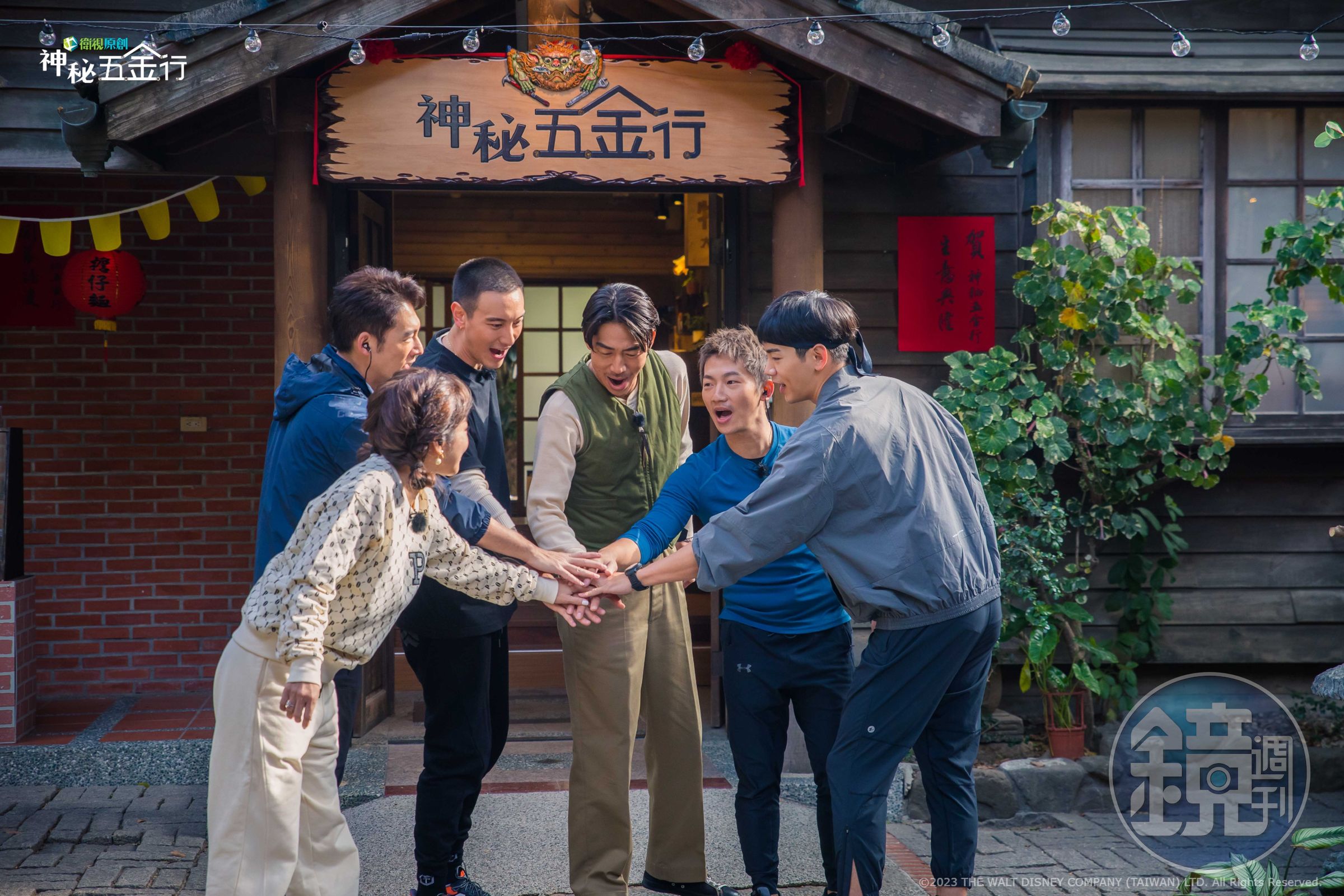 王彩樺（左起）、温昇豪、王陽明、AKIRA、蔡昌憲、禾浩辰到台南出外景。（衛視原創提供）