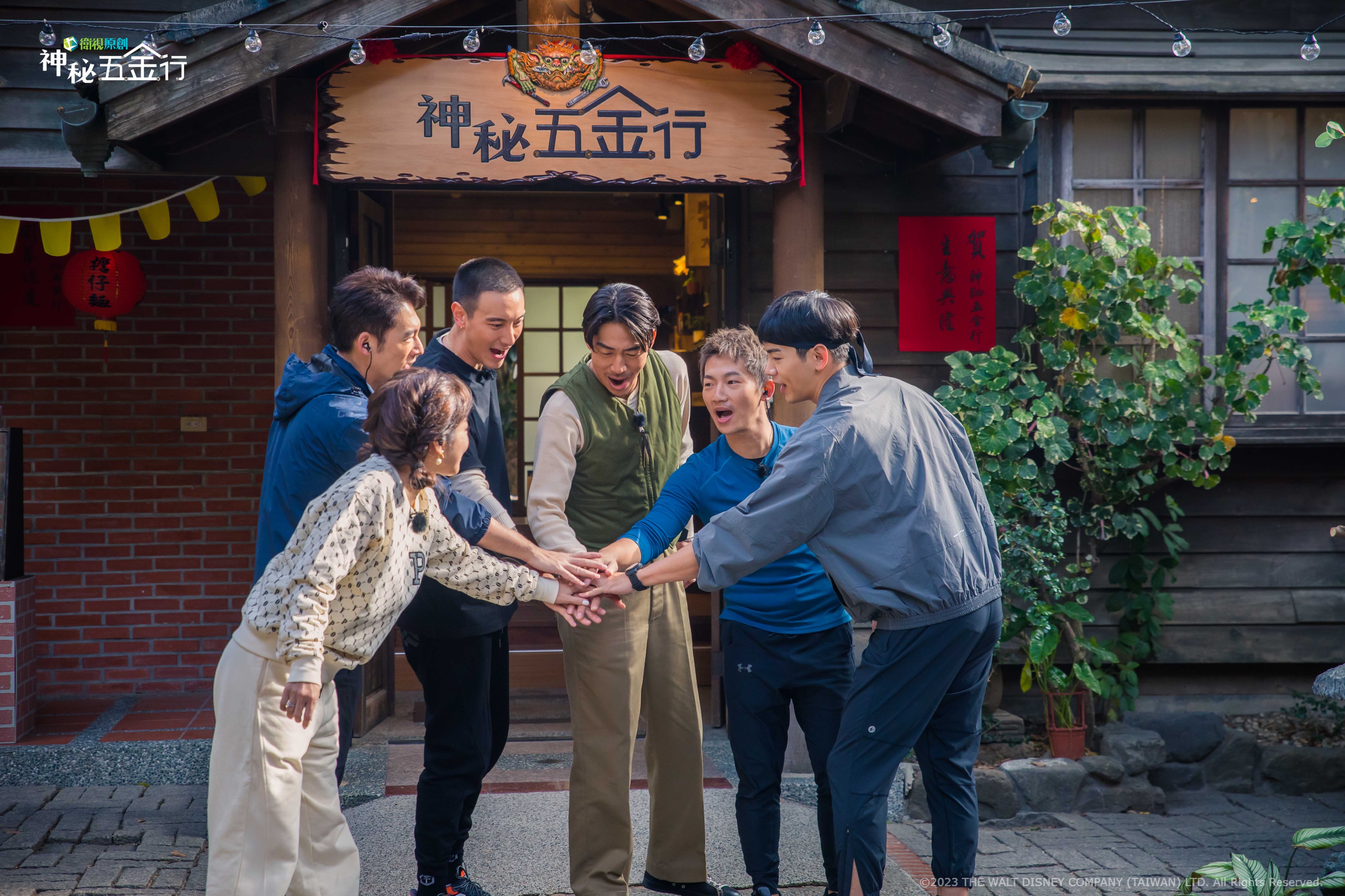 王彩樺（左起）、温昇豪、王陽明、AKIRA、蔡昌憲、禾浩辰到台南出外景。（衛視原創提供）