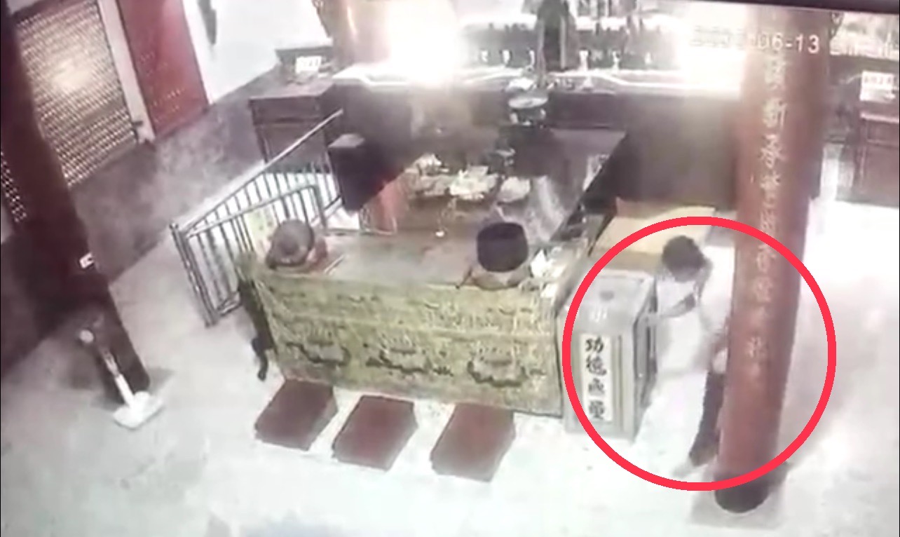 陳姓竊嫌翻找裝有香油錢的功德箱，全被廟公遠端監控。（翻攝畫面）