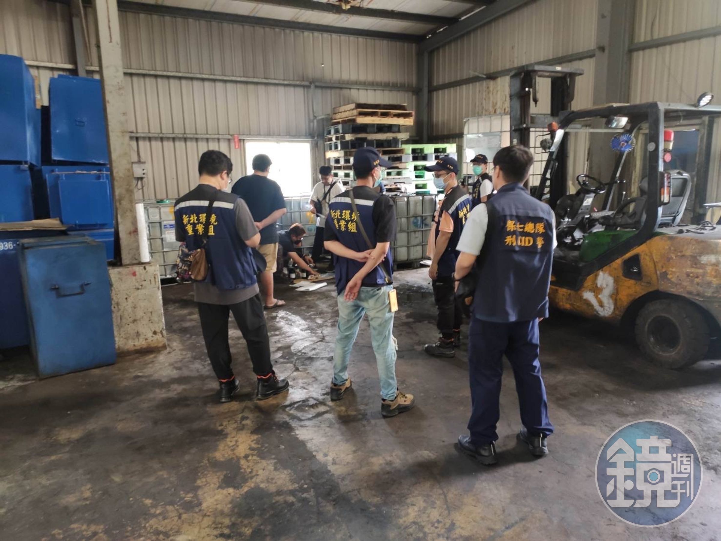 保七總隊刑事警察大隊發現蔡男等人租用民宅充當處理廠,將廢油水排入溪中。(翻攝畫面)