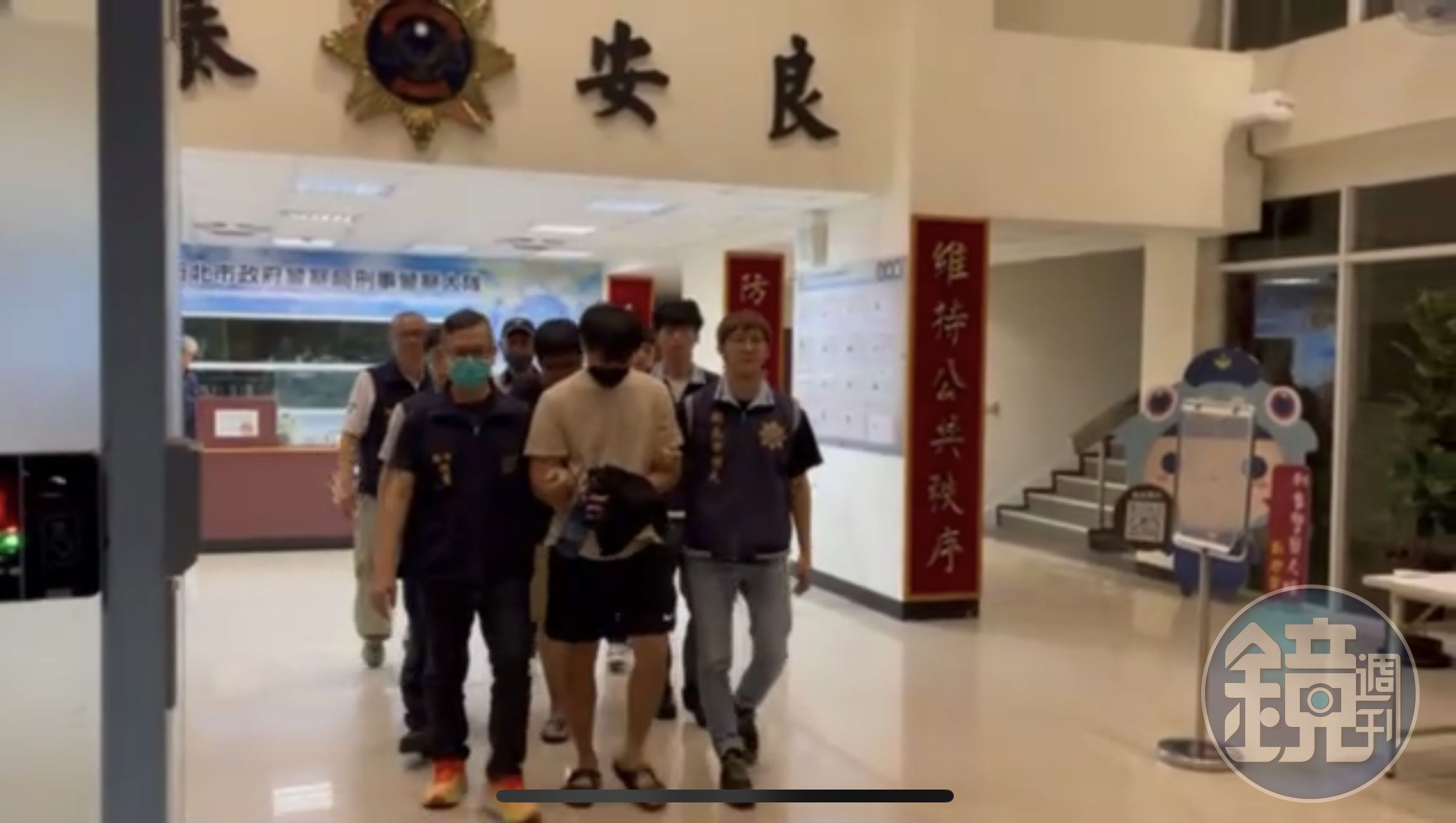 警方逮捕蔡男等12名嫌犯送辦。(翻攝畫面)